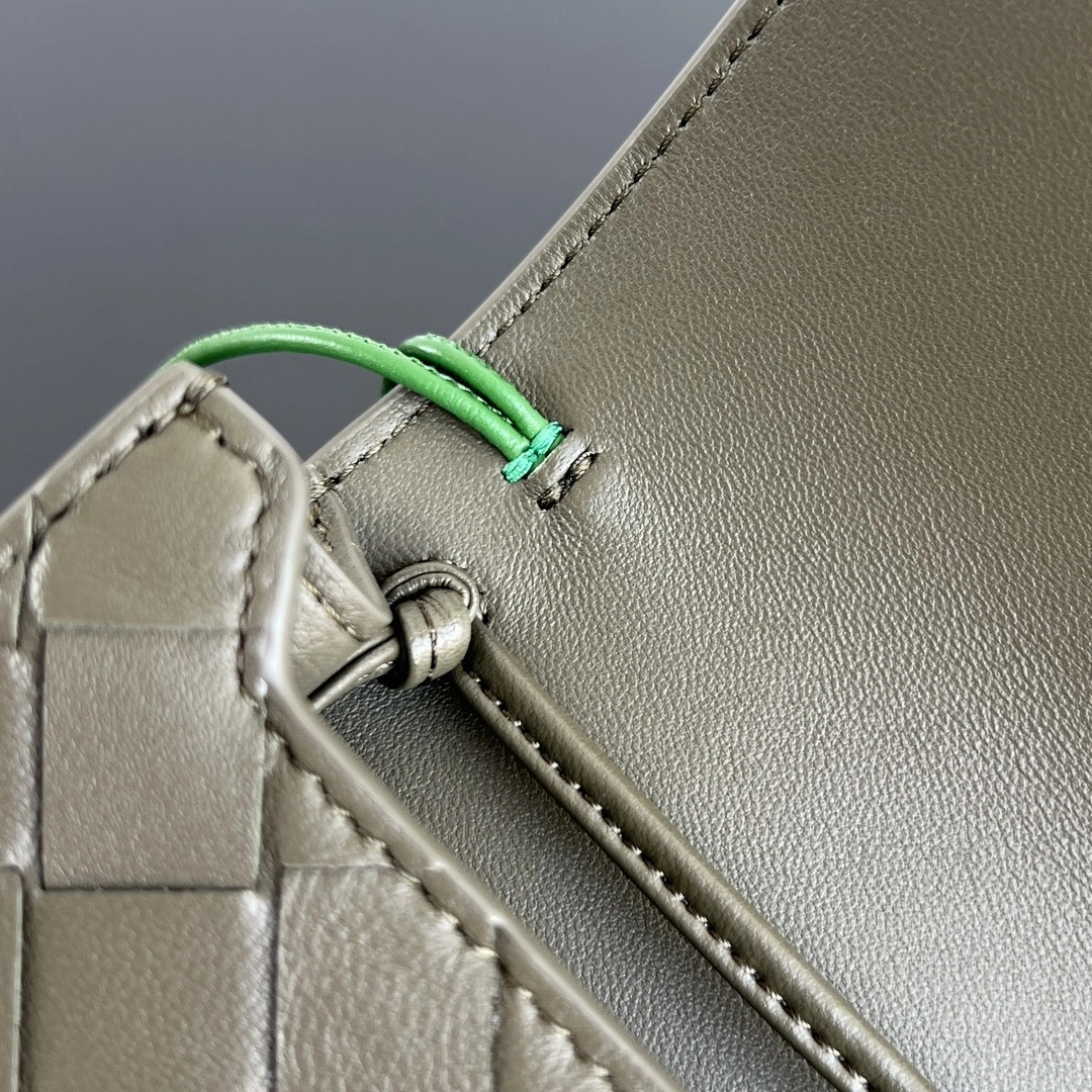 MOMO-- V595t1 high quality version 838870V4SCH3246 Andiamo sheepskin item:E-B664I1710H
