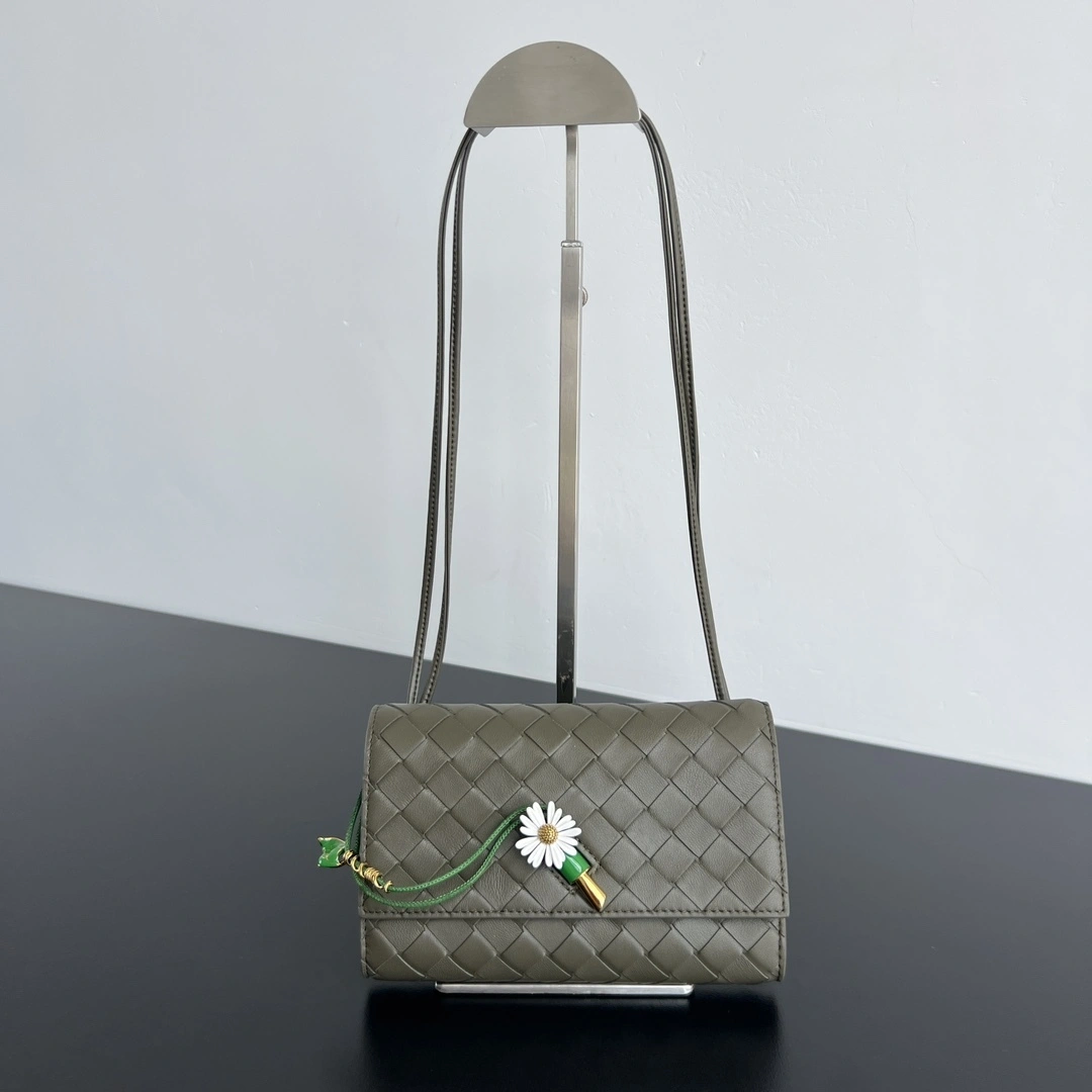 MOMO-- V595t1 high quality version 838870V4SCH3246 Andiamo sheepskin item:E-B664I1710H