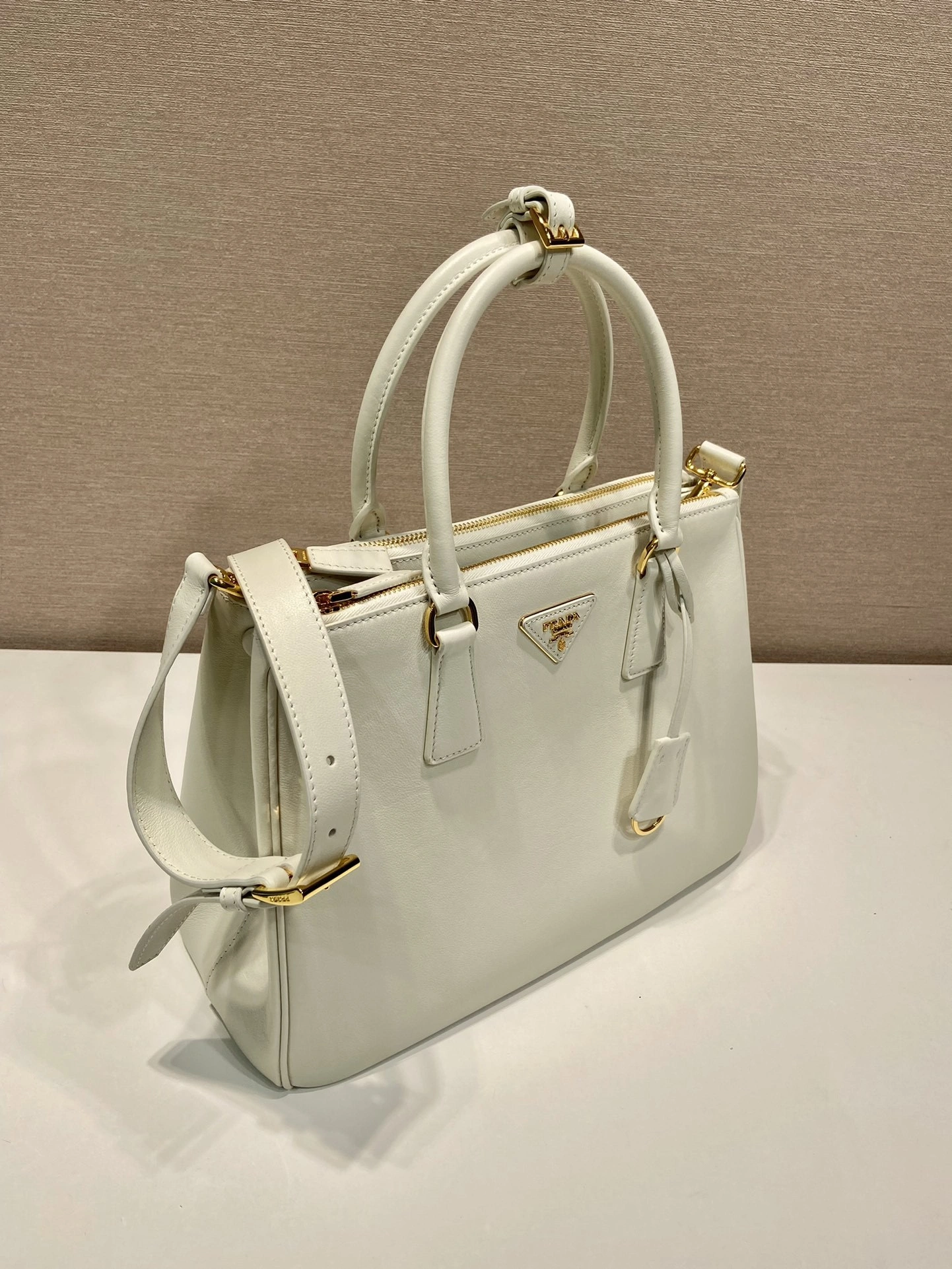 MOMO-- Pr141 1BA274_2CYS_F0009_V_YO0 high quality version Calfskin sheepskin item:D-B000K1931