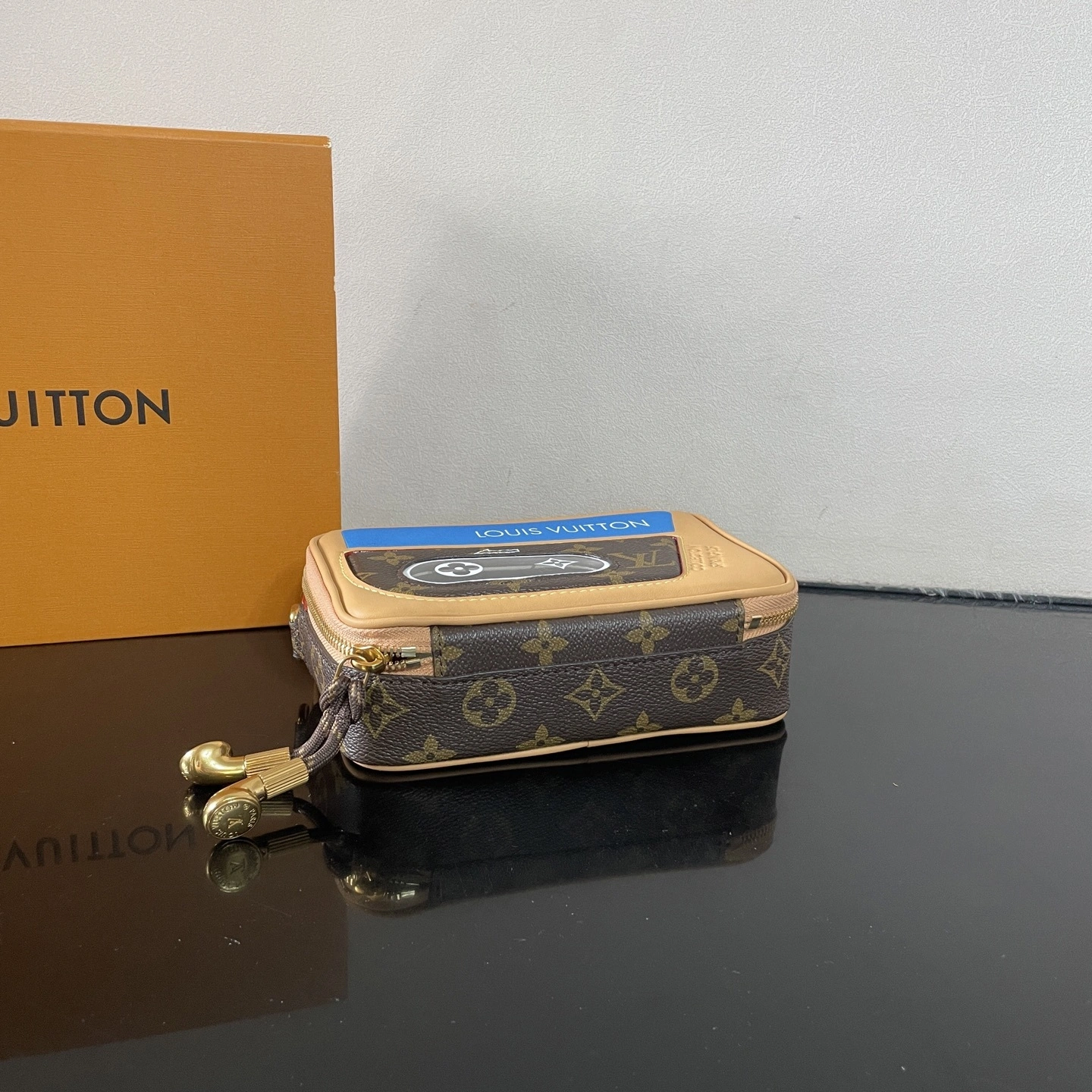 MOMO- 8V M14062 Baladeur Wearable Wallet cowhide high quality version item：E-B177I2414