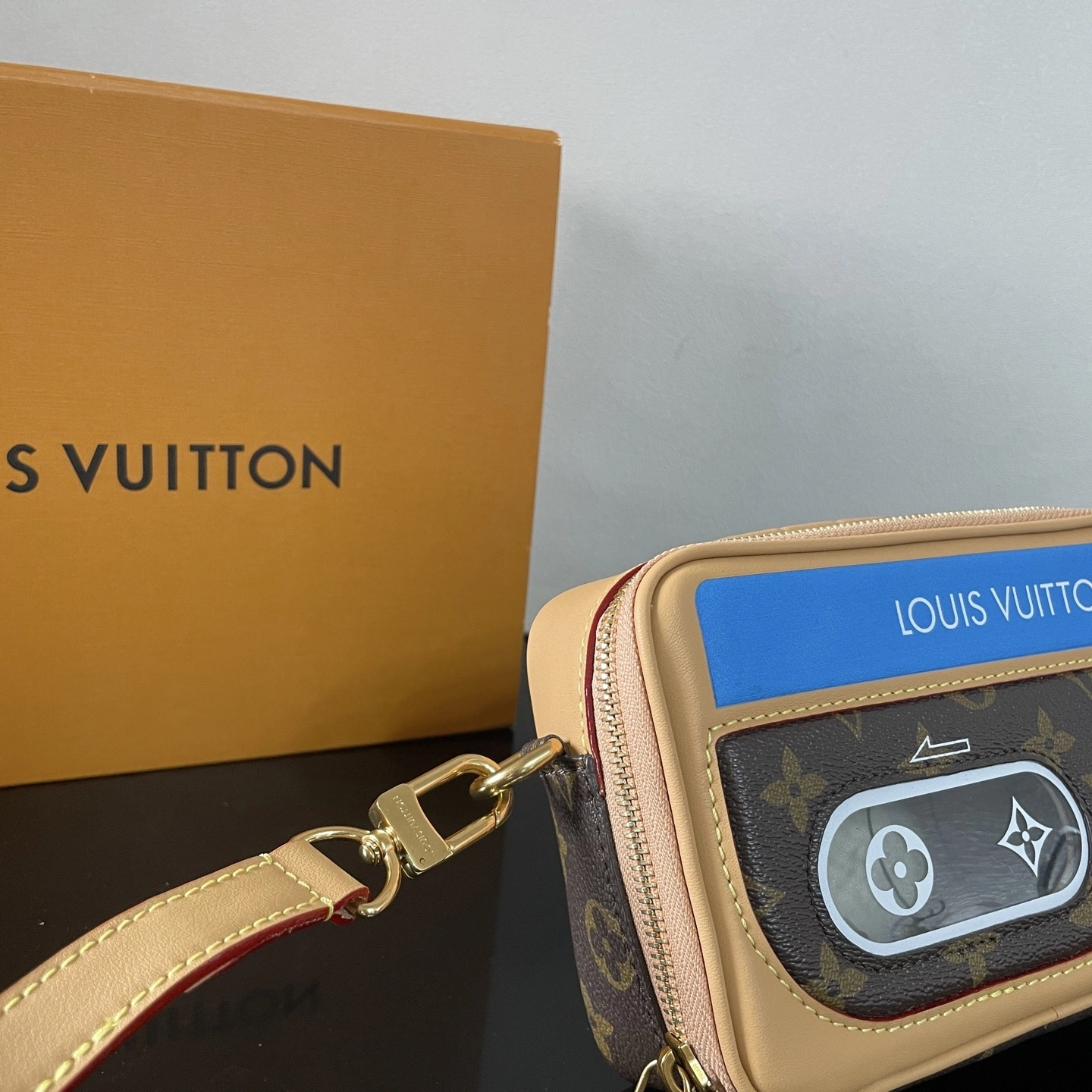 MOMO- 8V M14062 Baladeur Wearable Wallet cowhide high quality version item：E-B177I2414