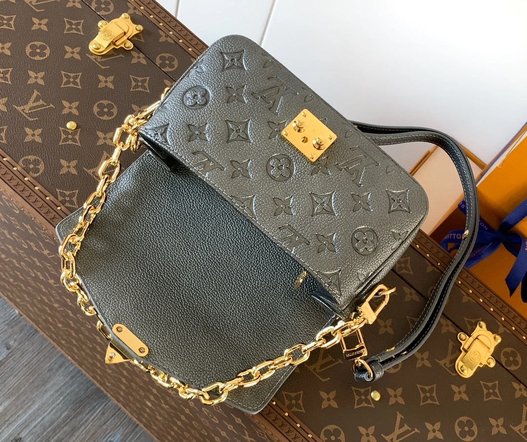 MOMO-- 8V M11998 high quality version Pochette Métis East West Ski cowhide item:F-B000A2110