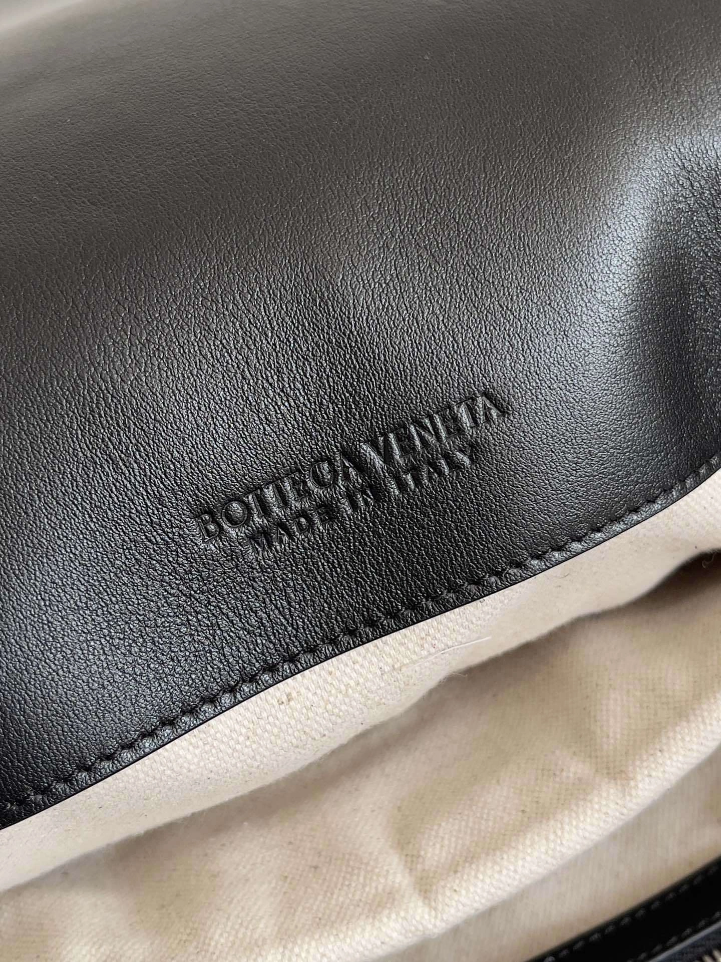 MOMO-- V595t1 805971V2HL18803 high quality version 2colour Calfskin item:E-B100D2197-2H