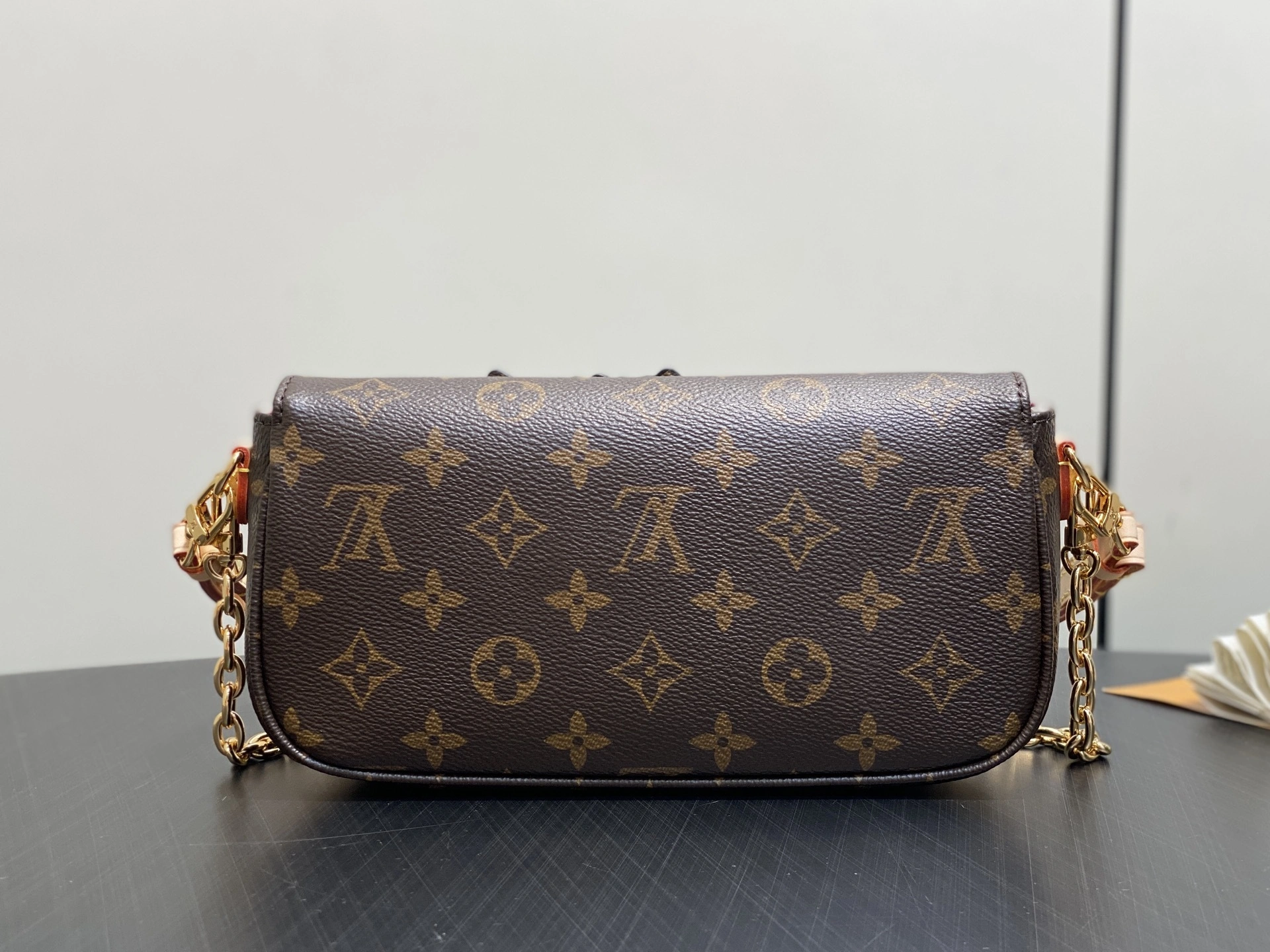 MOMO-- 8V M15148 high quality version Wallet on Chain Ivy Travel With Grace Codington item:E-B000J1838