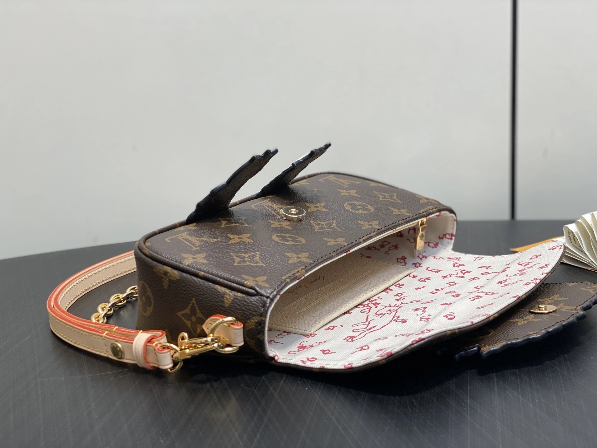 MOMO-- 8V M15148 high quality version Wallet on Chain Ivy Travel With Grace Codington item:E-B000J1838