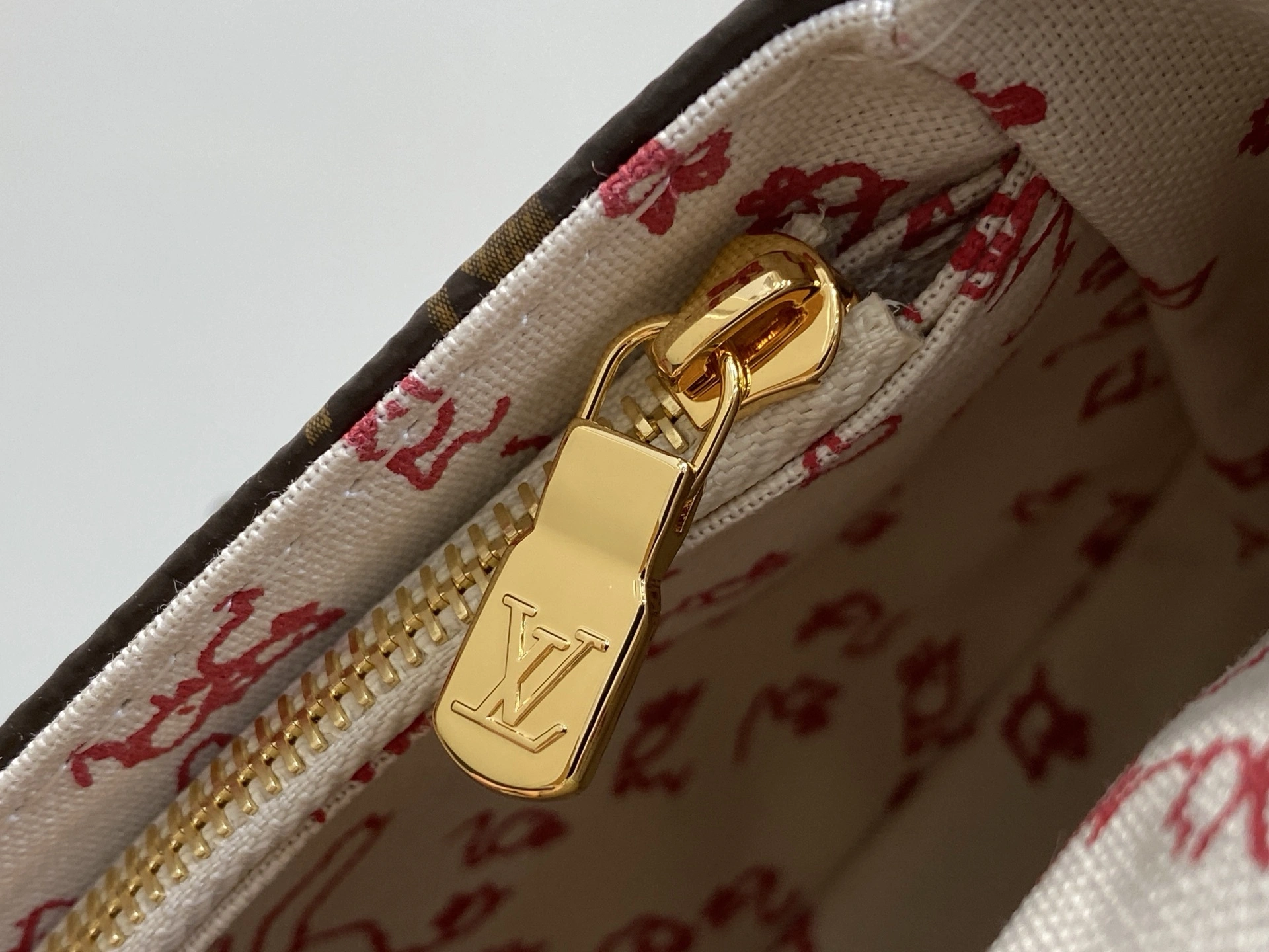 MOMO-- 8V M15148 high quality version Wallet on Chain Ivy Travel With Grace Codington item:E-B000J1838