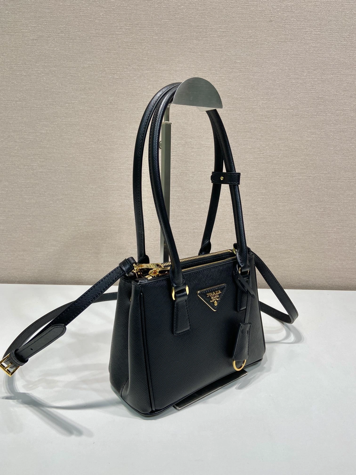 MOMO-- Pr141 1BA906_NZV_F0002_V_ZOM high quality version cowhide Galleria item:D-B000K1904
