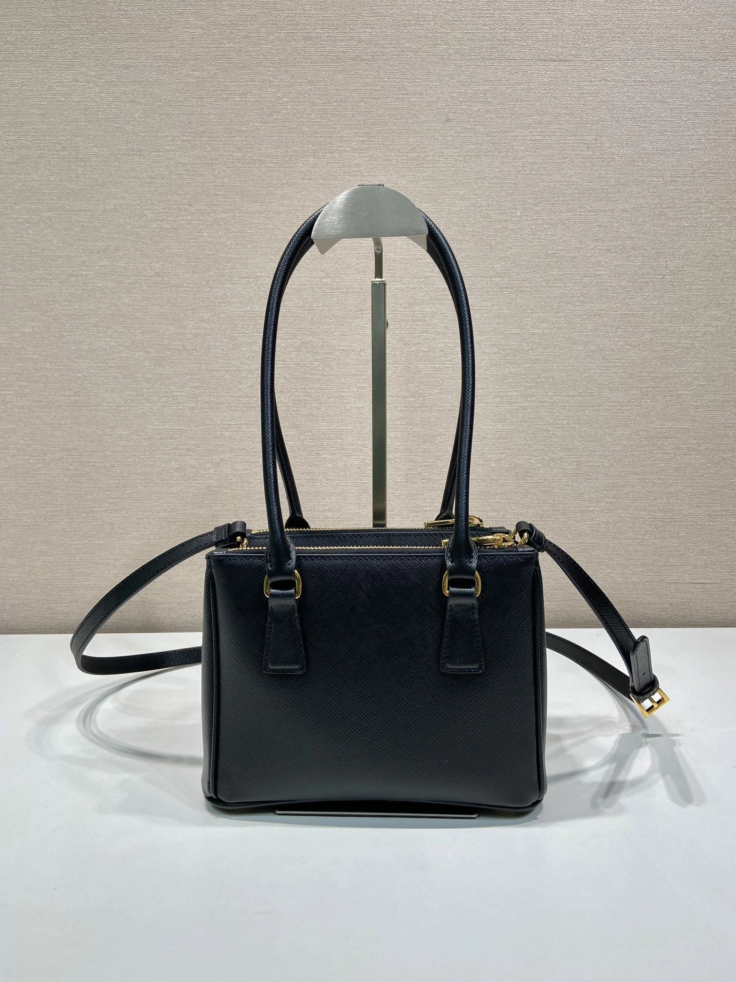 MOMO-- Pr141 1BA906_NZV_F0002_V_ZOM high quality version cowhide Galleria item:D-B000K1904