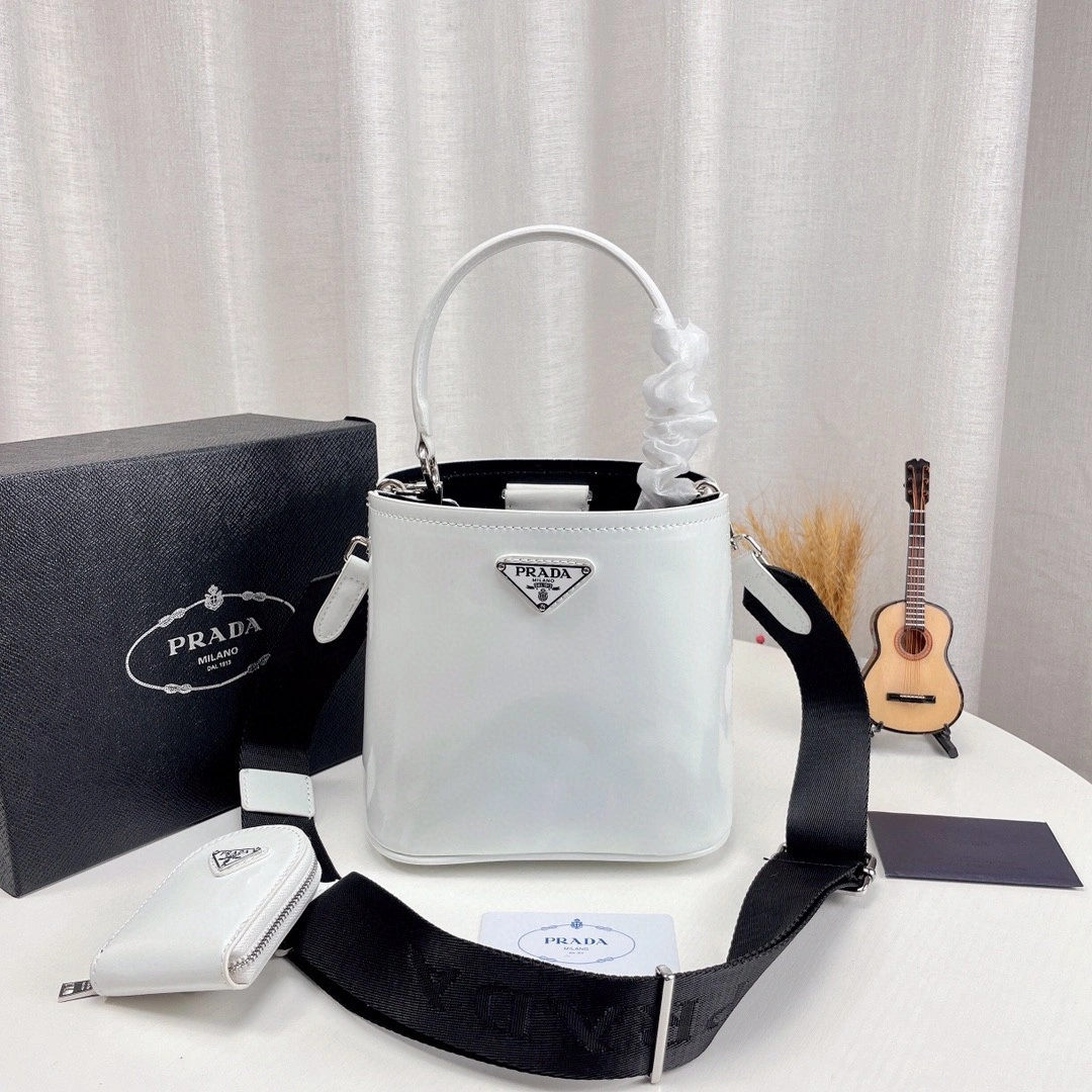 1BA319 Saffiano item : BT-B017C0424