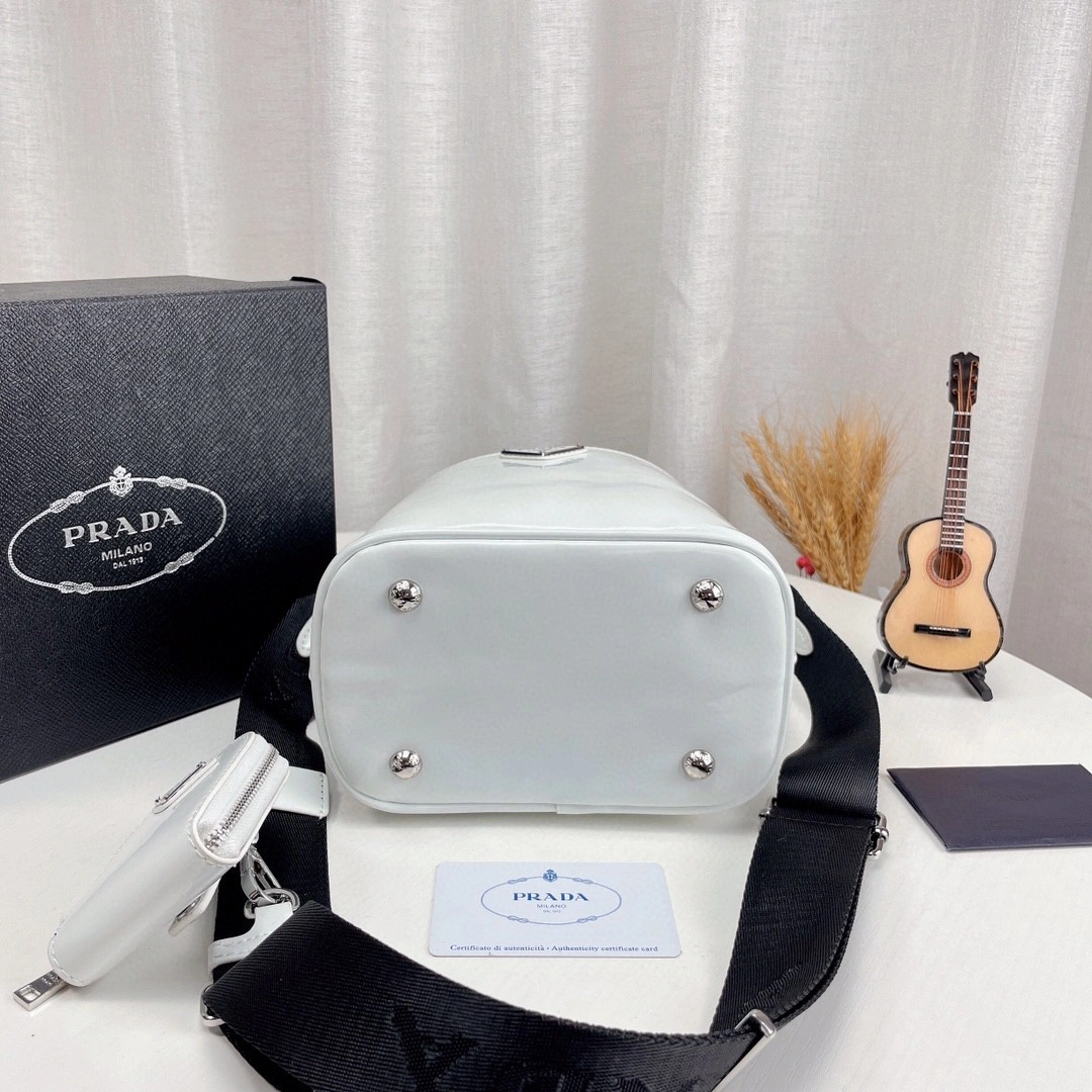 1BA319 Saffiano item : BT-B017C0424
