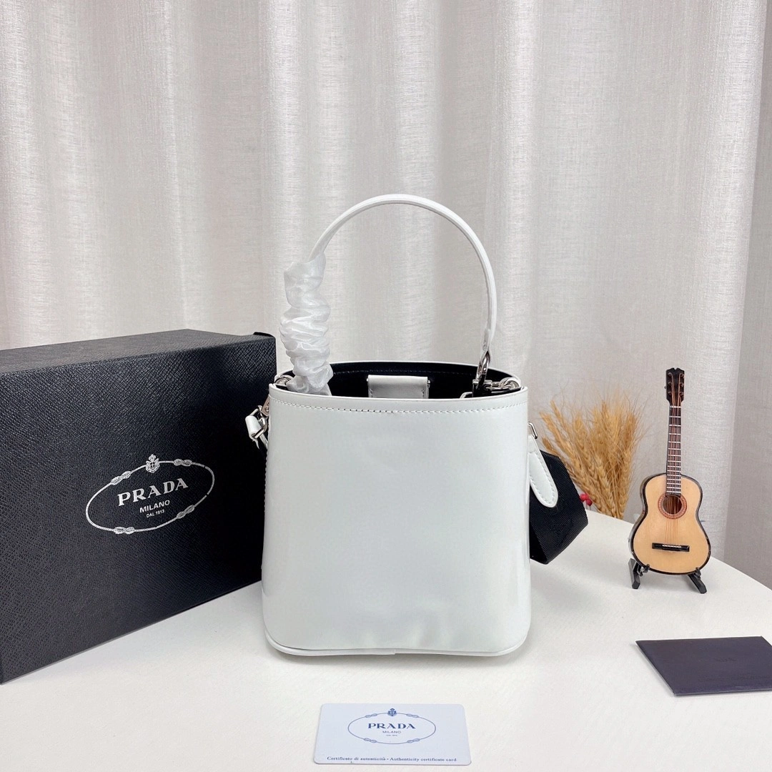 1BA319 Saffiano item : BT-B017C0424