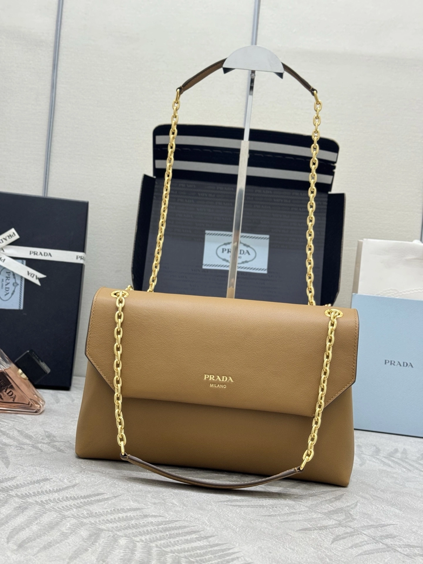 MOMO--Pr141 1BA463-1BD371_2CYS_F03BH high quality version Calfskin sheepskin item:E-B000K0629
