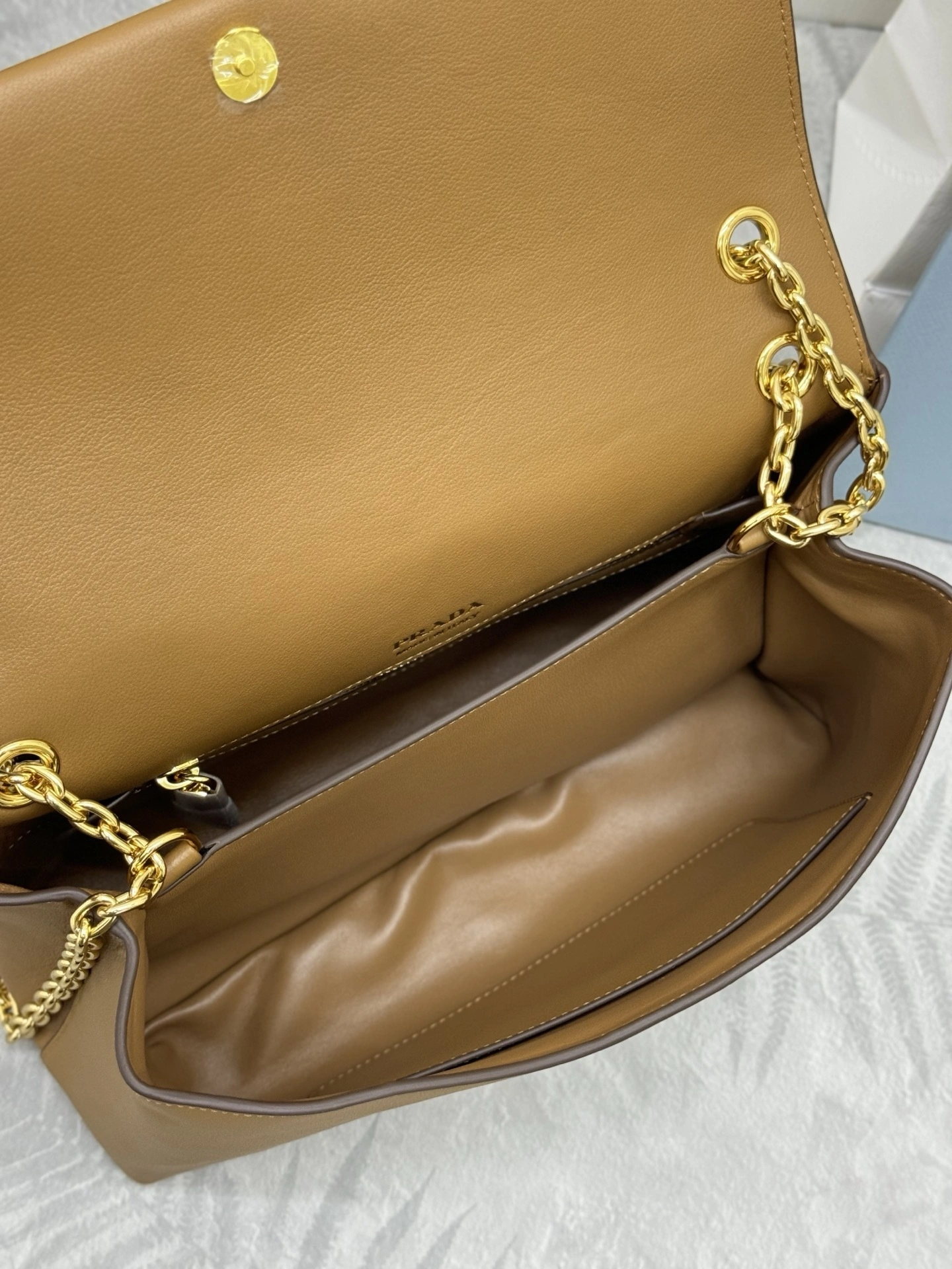 MOMO--Pr141 1BA463-1BD371_2CYS_F03BH high quality version Calfskin sheepskin item:E-B000K0629