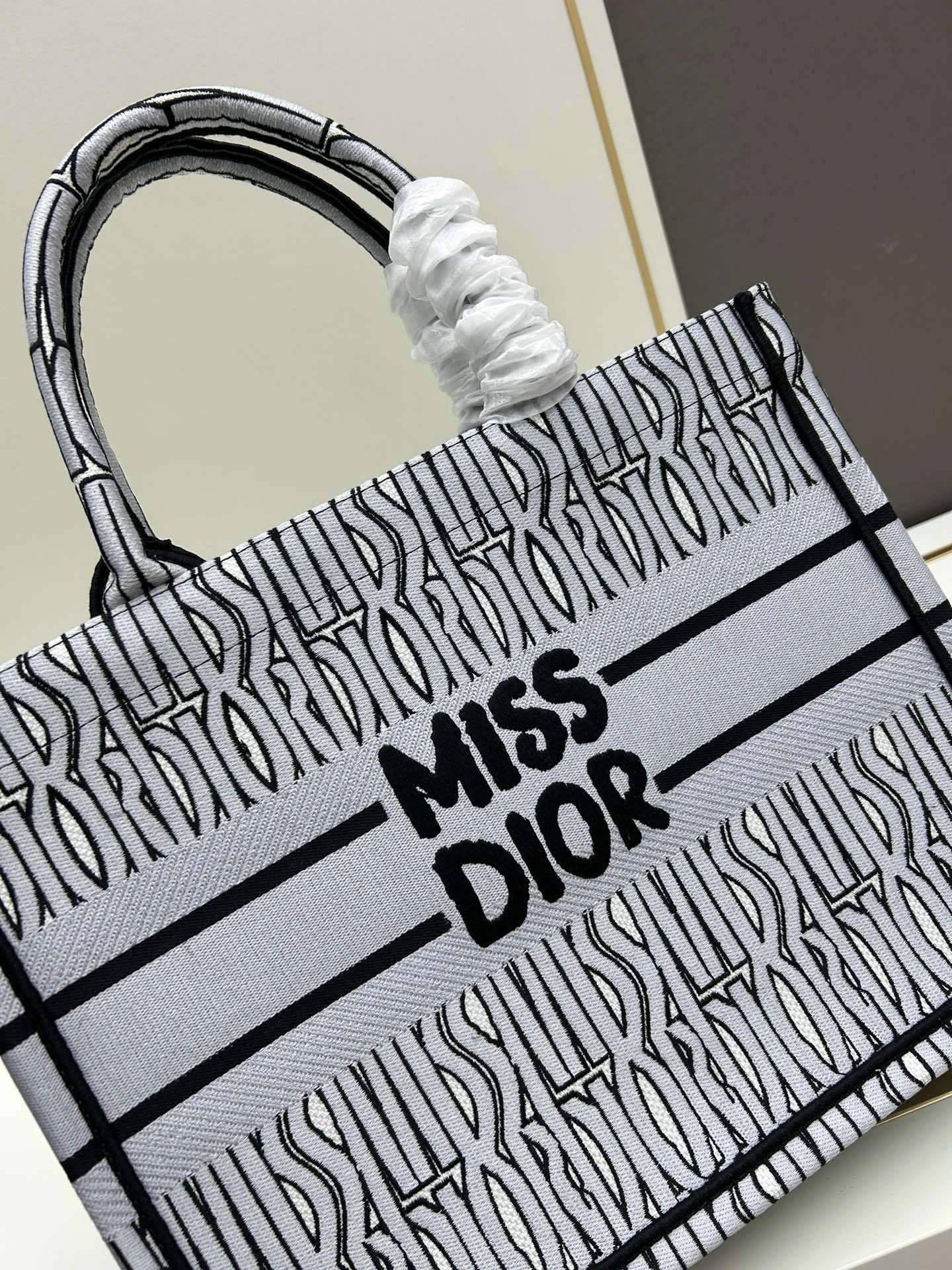 4ior M1296ZEZE-M44W Book Tote item:DT-B225H0156