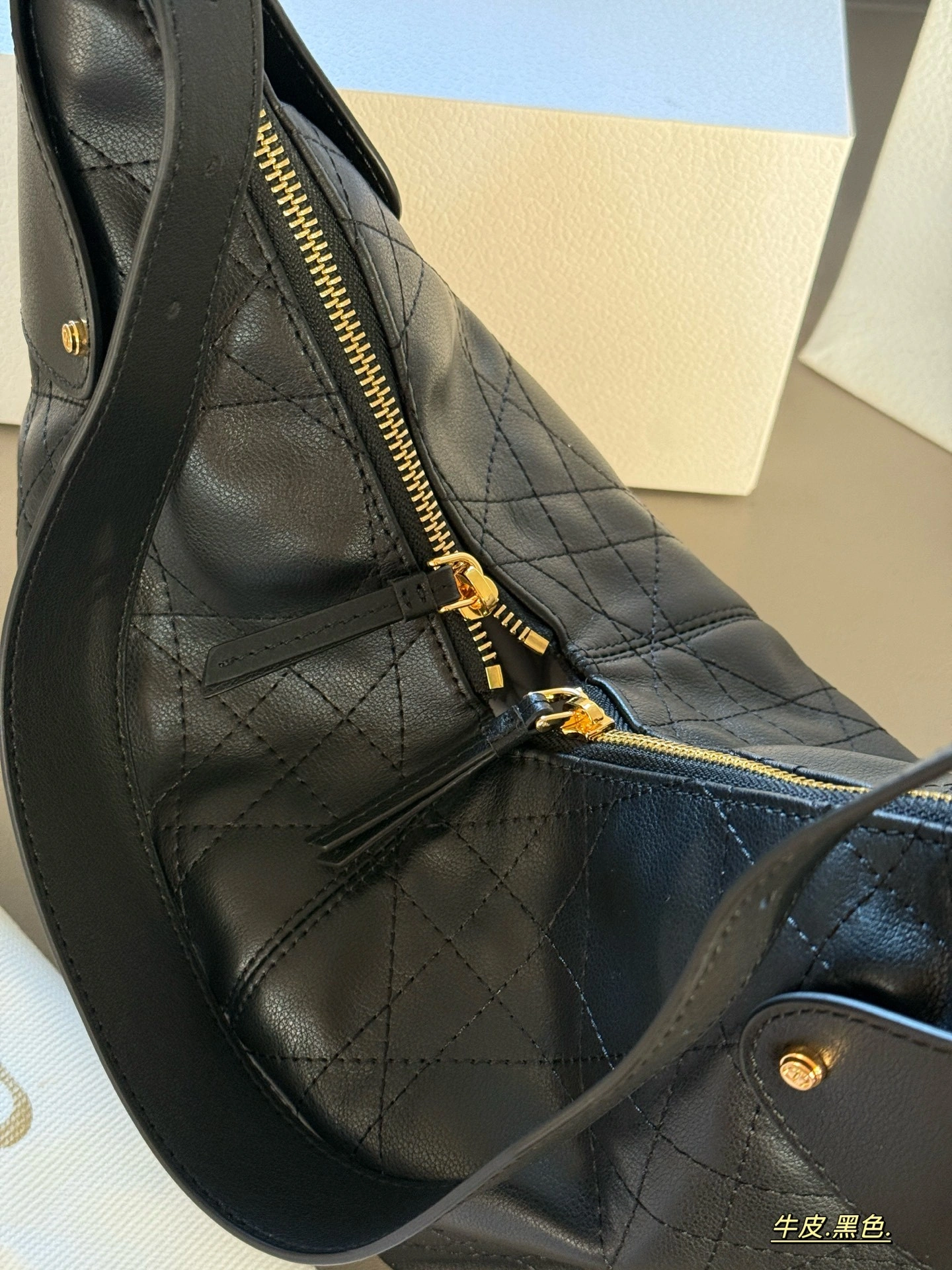 4ior M2846UNUO-M900 cowhide Voyage item:ET-B264I2419