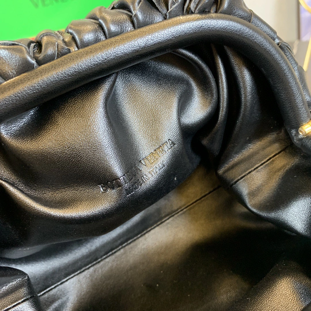585852-VCPP1-8803 sheephide The pouch item : BT-B225D0703W