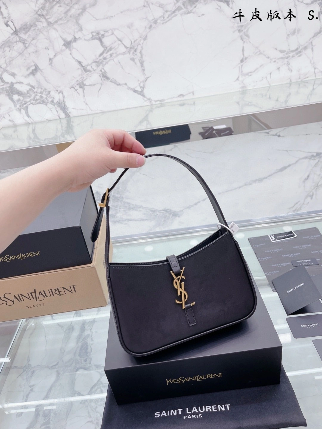 657228 Calfskin item : BT-B018C0478