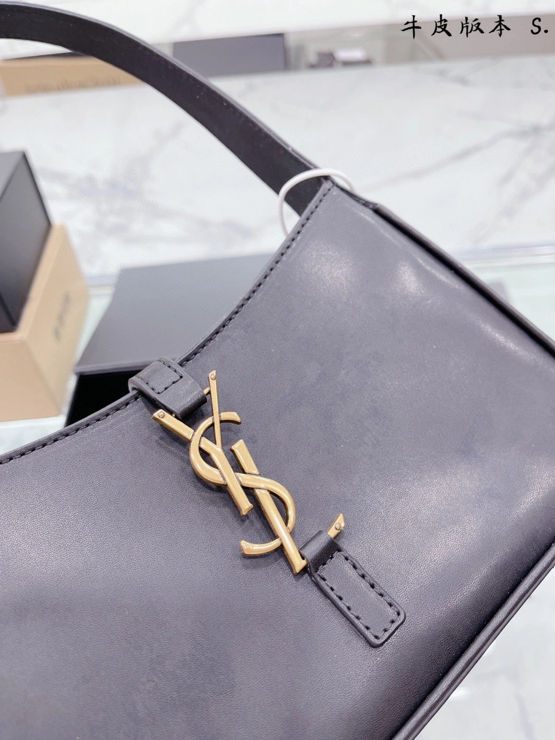 657228 Calfskin item : BT-B018C0478