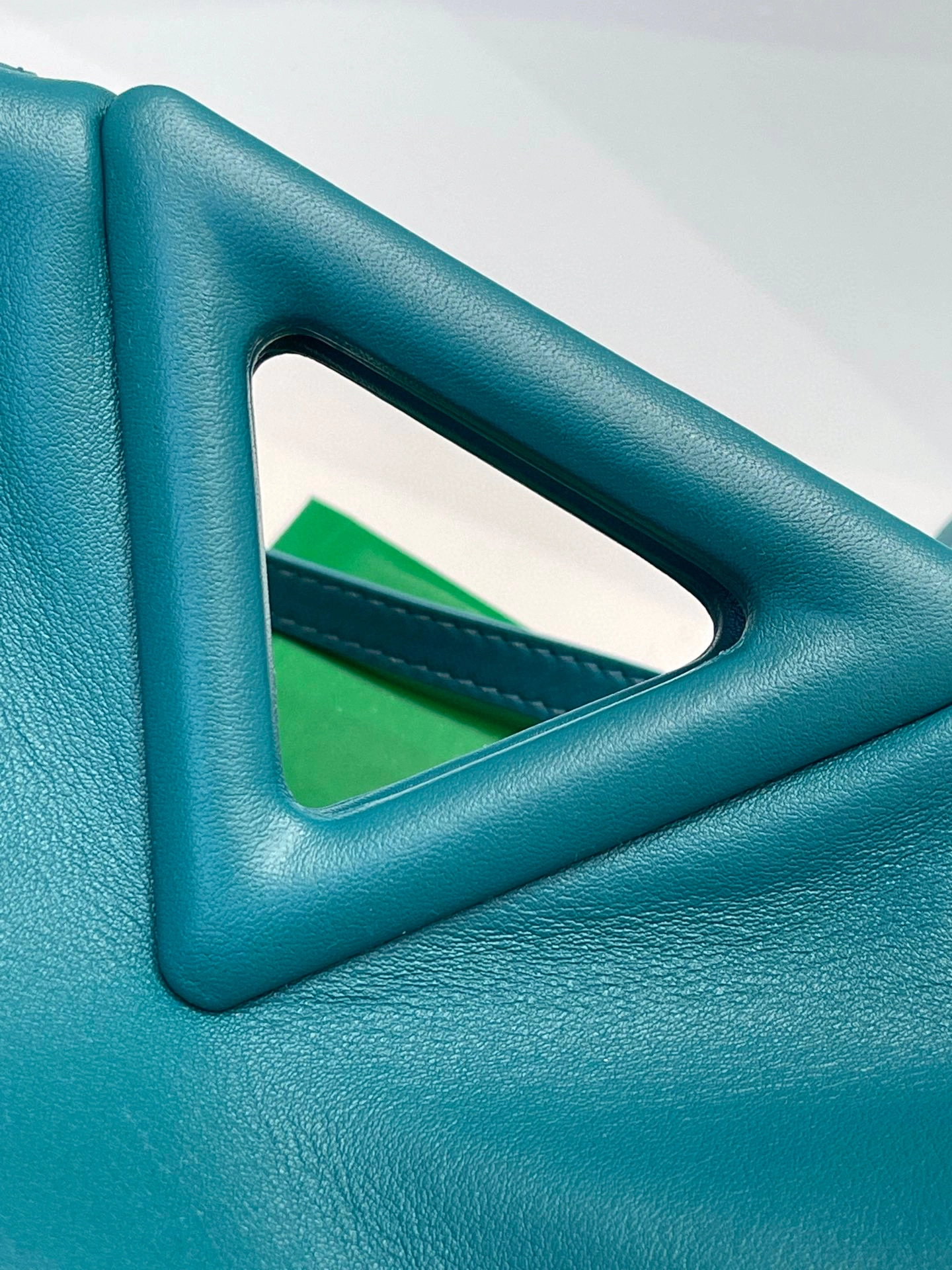658476 THE TRIANGLE 2Colour item:B-B063B0464-2
