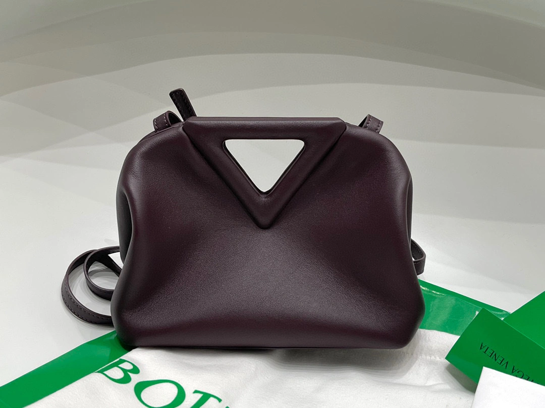 658476 THE TRIANGLE item:B-B063B0462