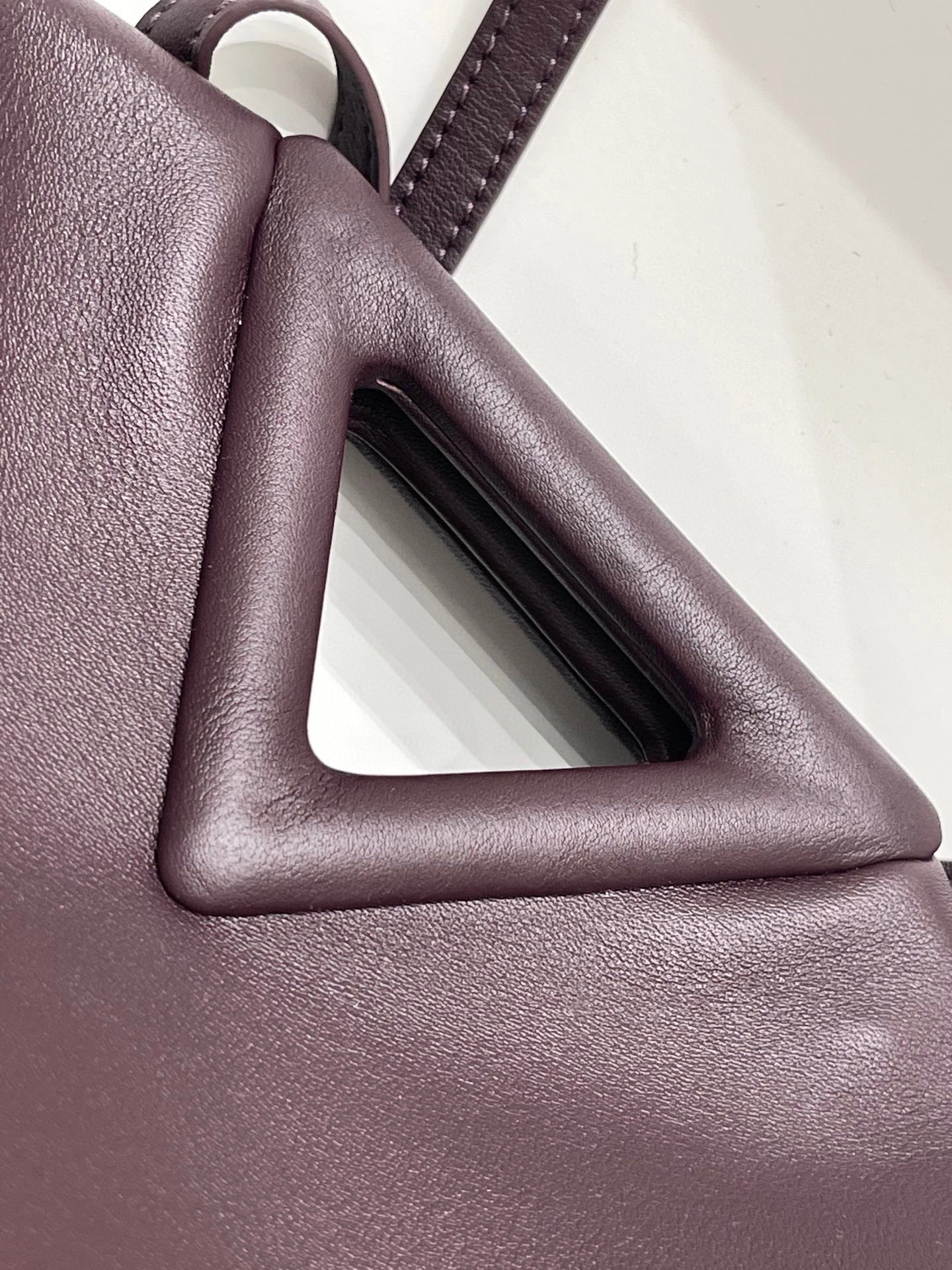 658476 THE TRIANGLE item:B-B063B0462