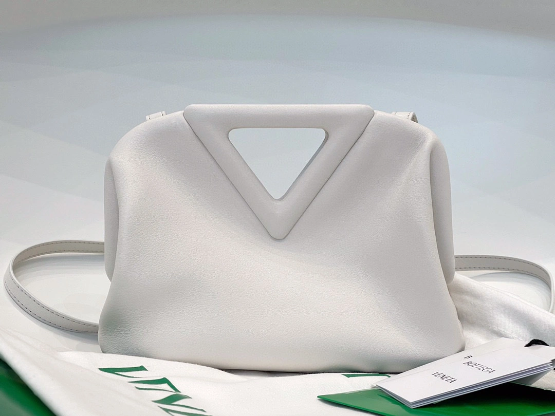 658476 THE TRIANGLE item:B-B063B0463