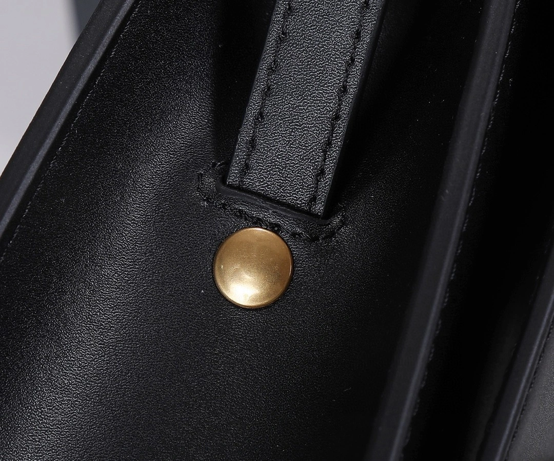 668809 Calfskin item : BT-B225C1841