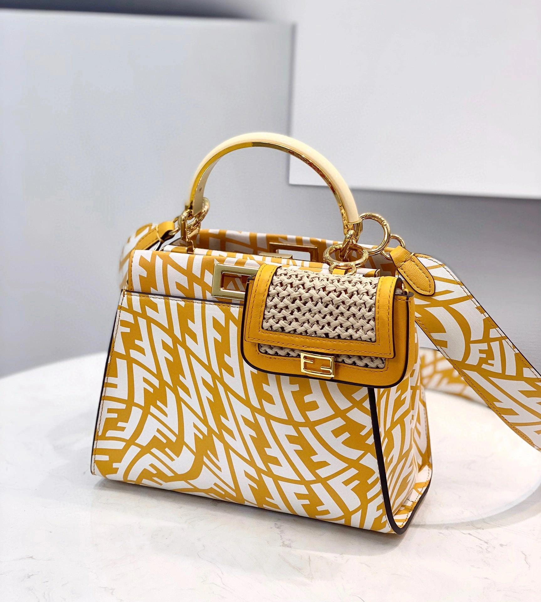 8382 PEEKABOO ICONIC item:B-B000B2442