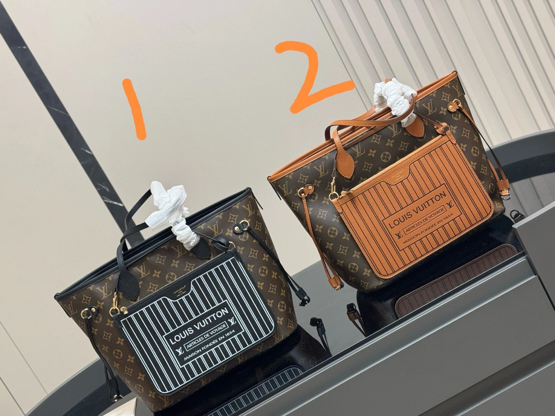 8V M11946 M12061 Neverfull 2colour item:ET-B264I2415