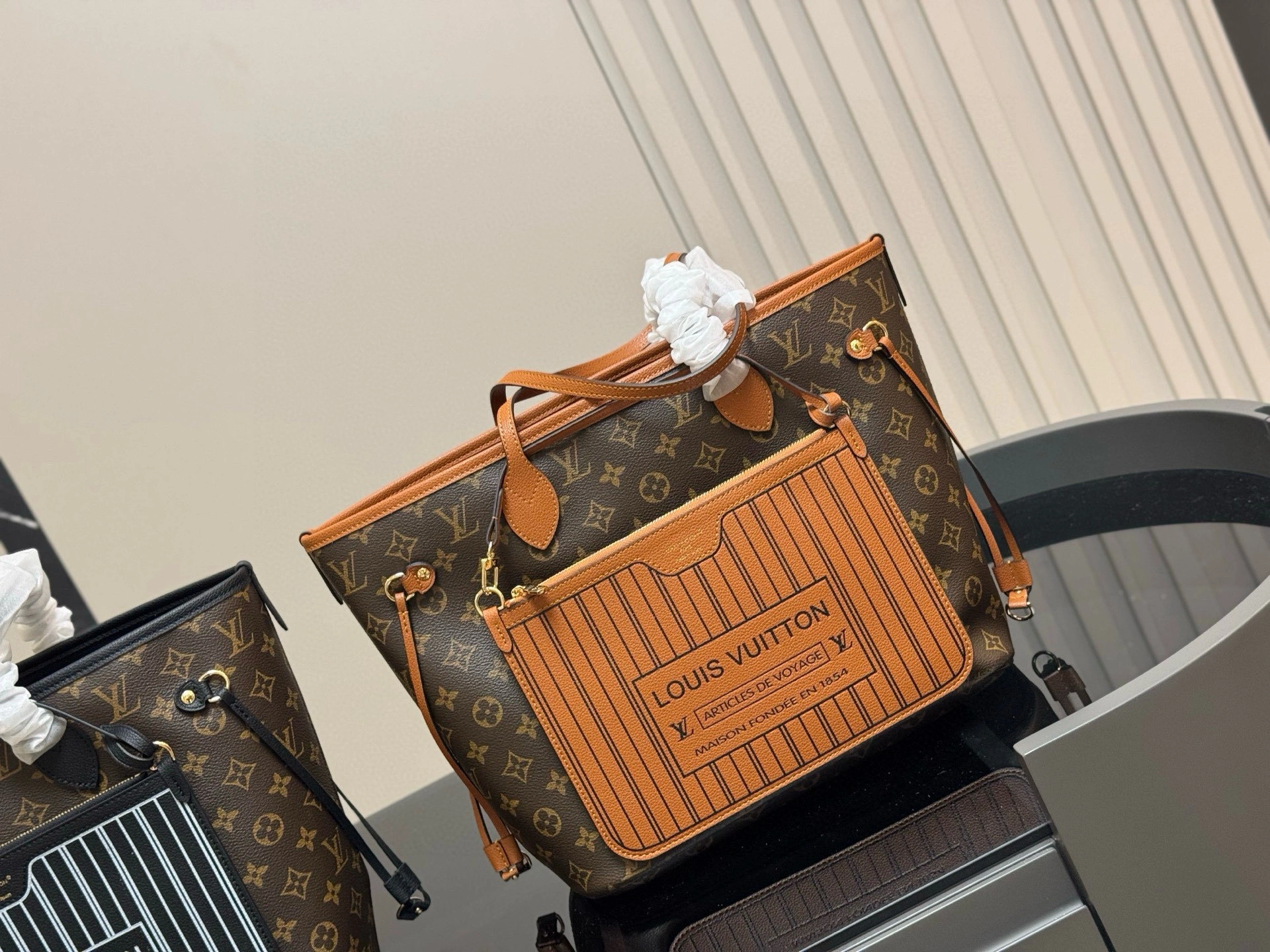 8V M11946 M12061 Neverfull 2colour item:ET-B264I2415