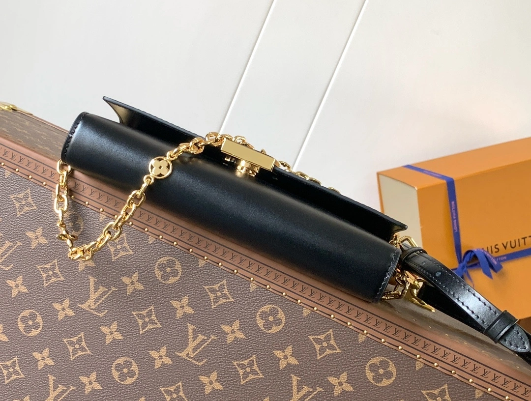 MOMO--8V M12143 high quality version Wallet On Chain Capucines cowhide item:F-B000A1417