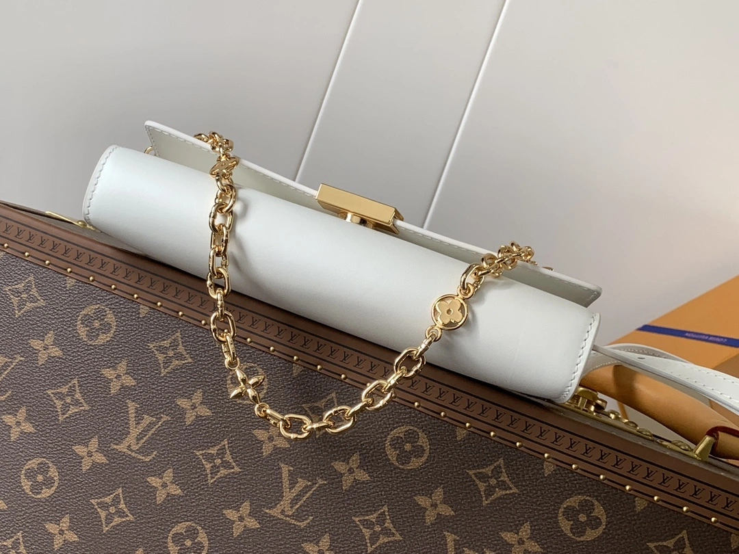 MOMO--8V M12265 high quality version Wallet On Chain Capucines cowhide item:F-B000A1449