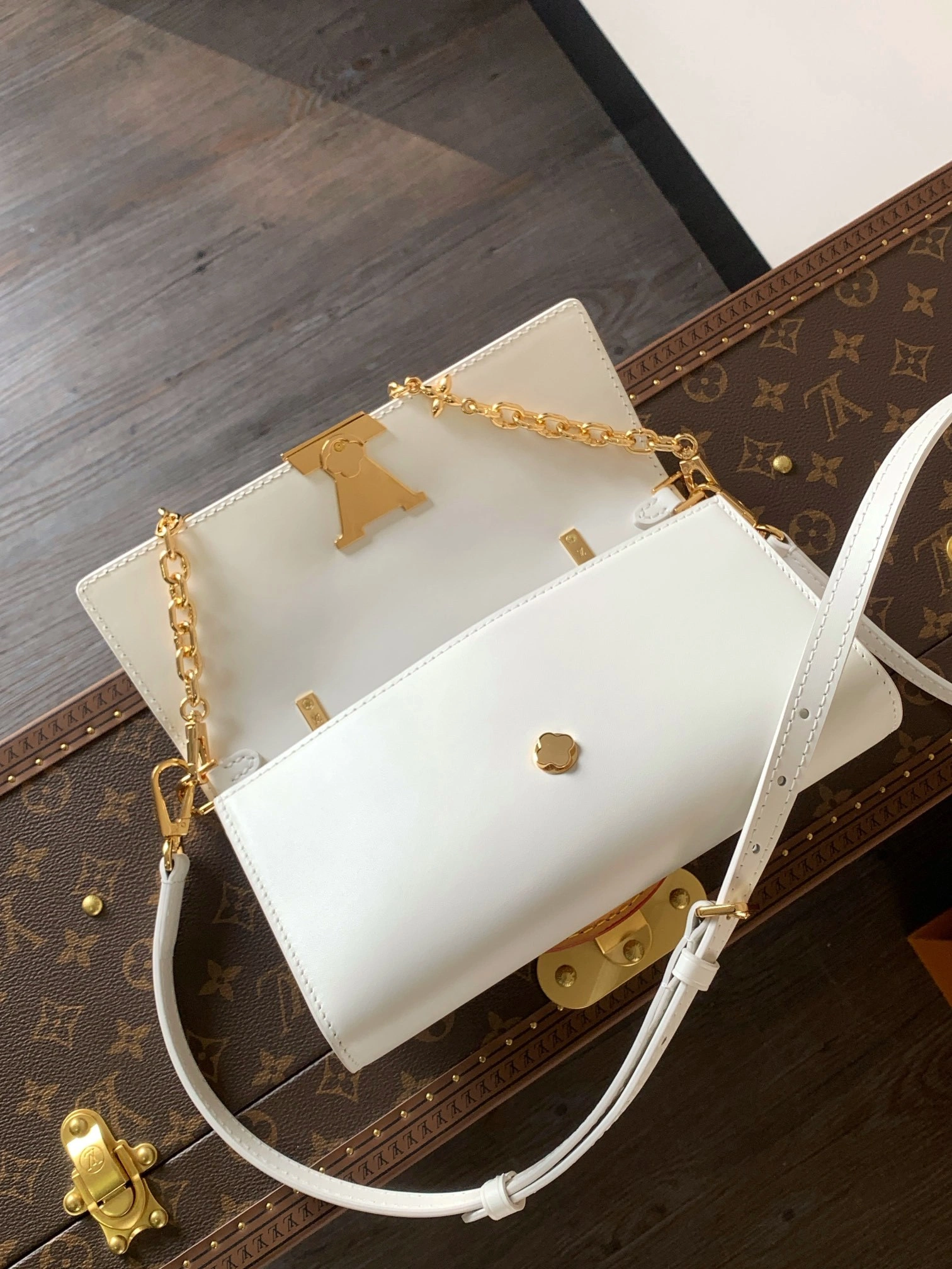 MOMO--8V M12265 high quality version Wallet On Chain Capucines cowhide item:F-B000A1449