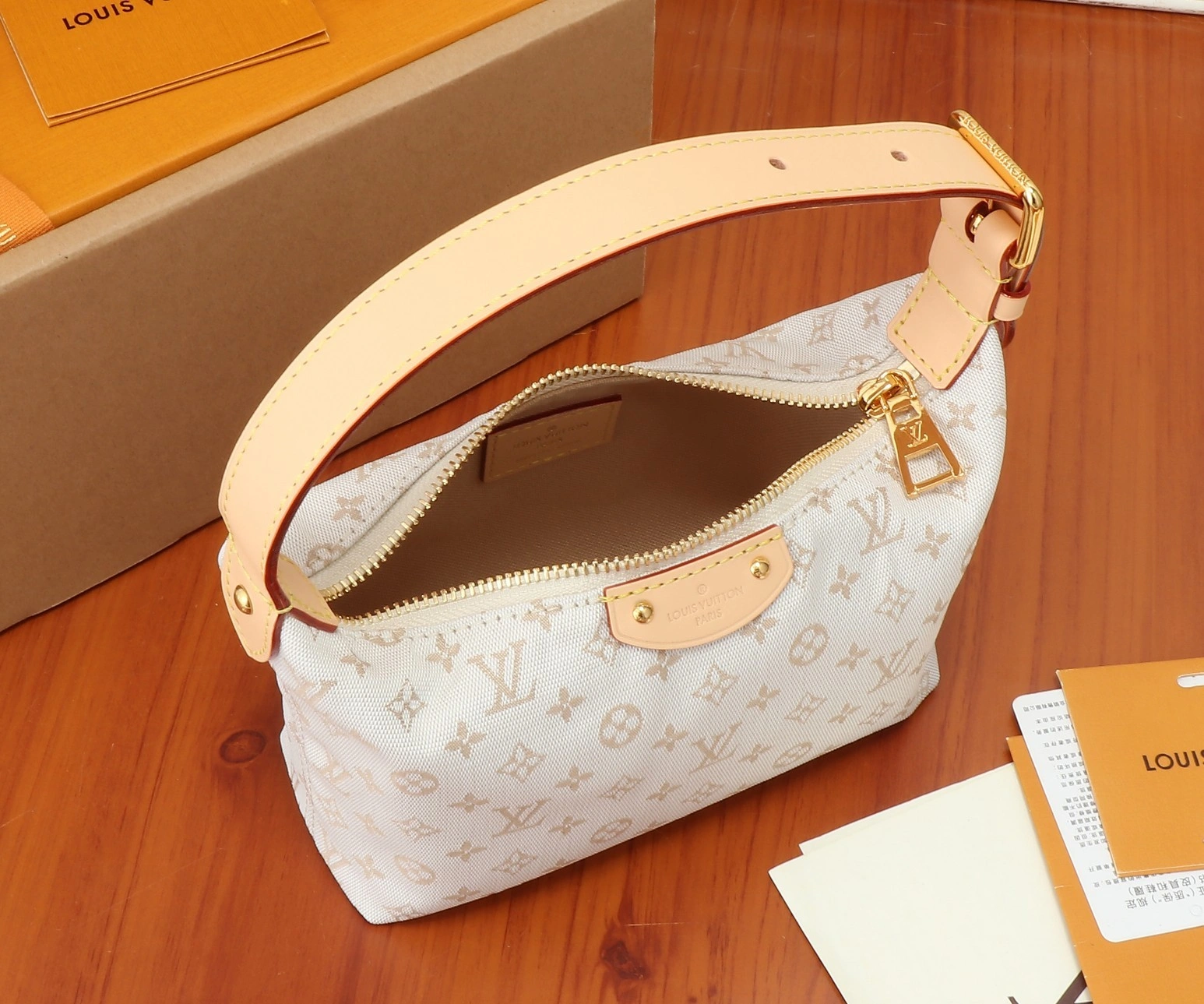 8V M12433 Hills Pochette item:DT-B000J0804