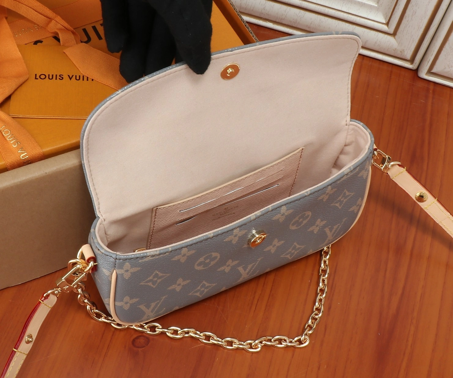 8V M12778 Wallet On Chain Ivy cowhide item:DT-B000J0805