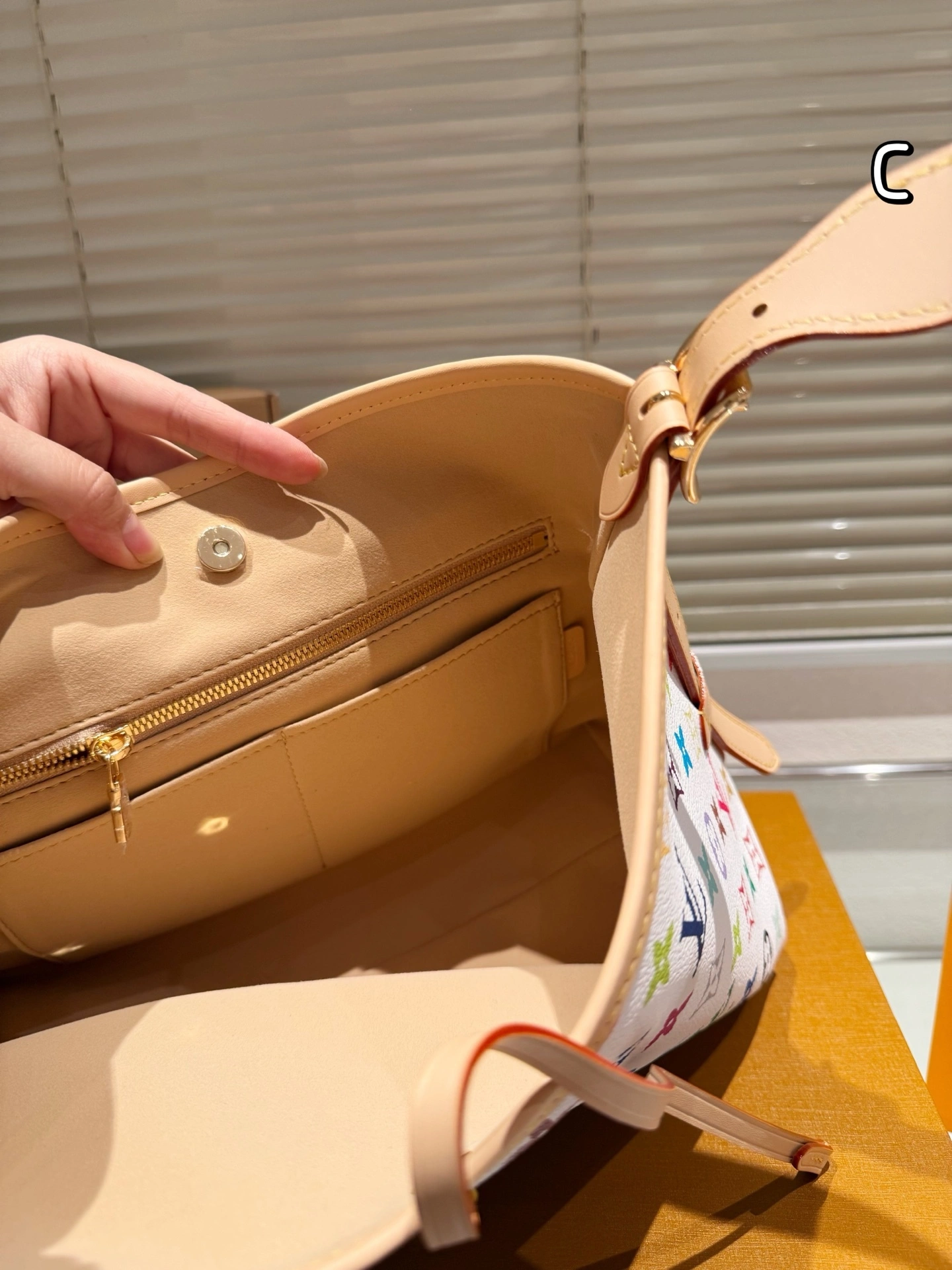 8V M13661 carryall item:ET-B101C1708