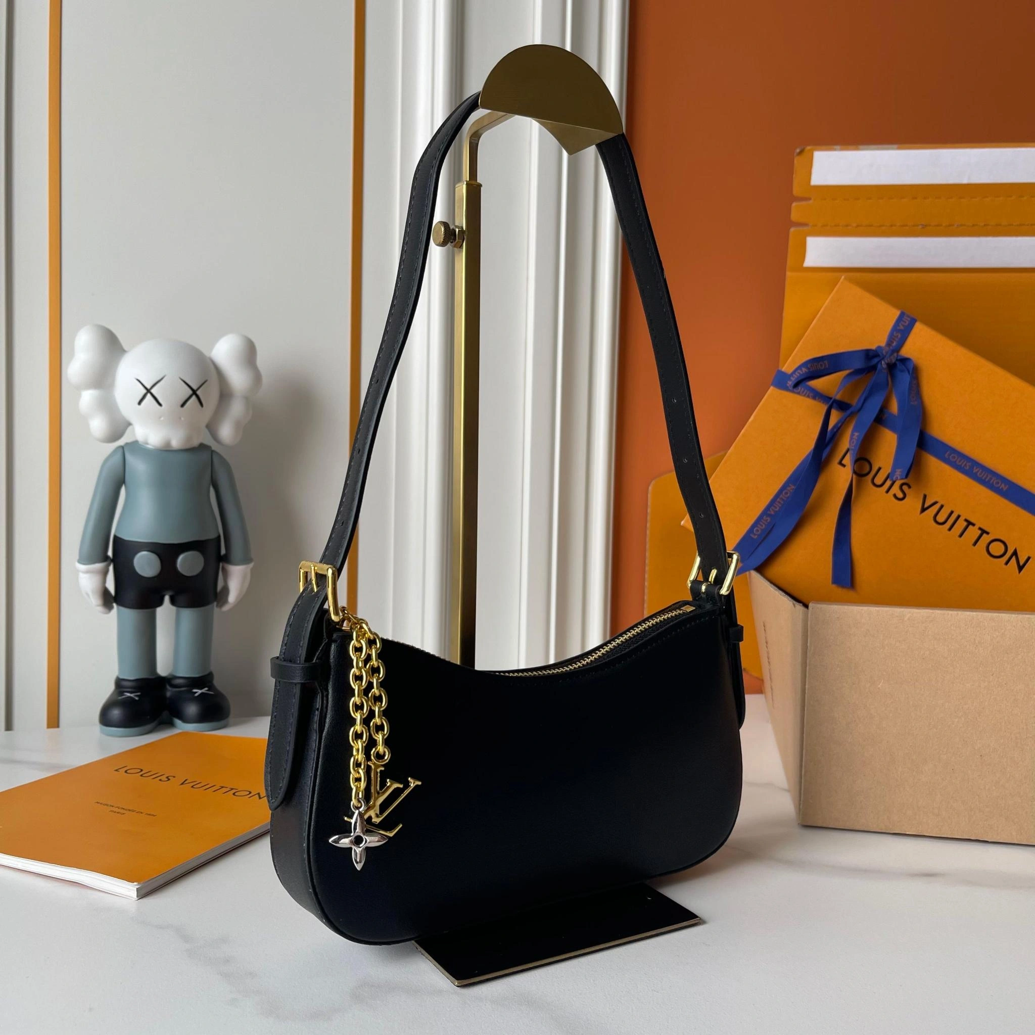 8V M25525 Liv Pochette item:ET-B225J1697H