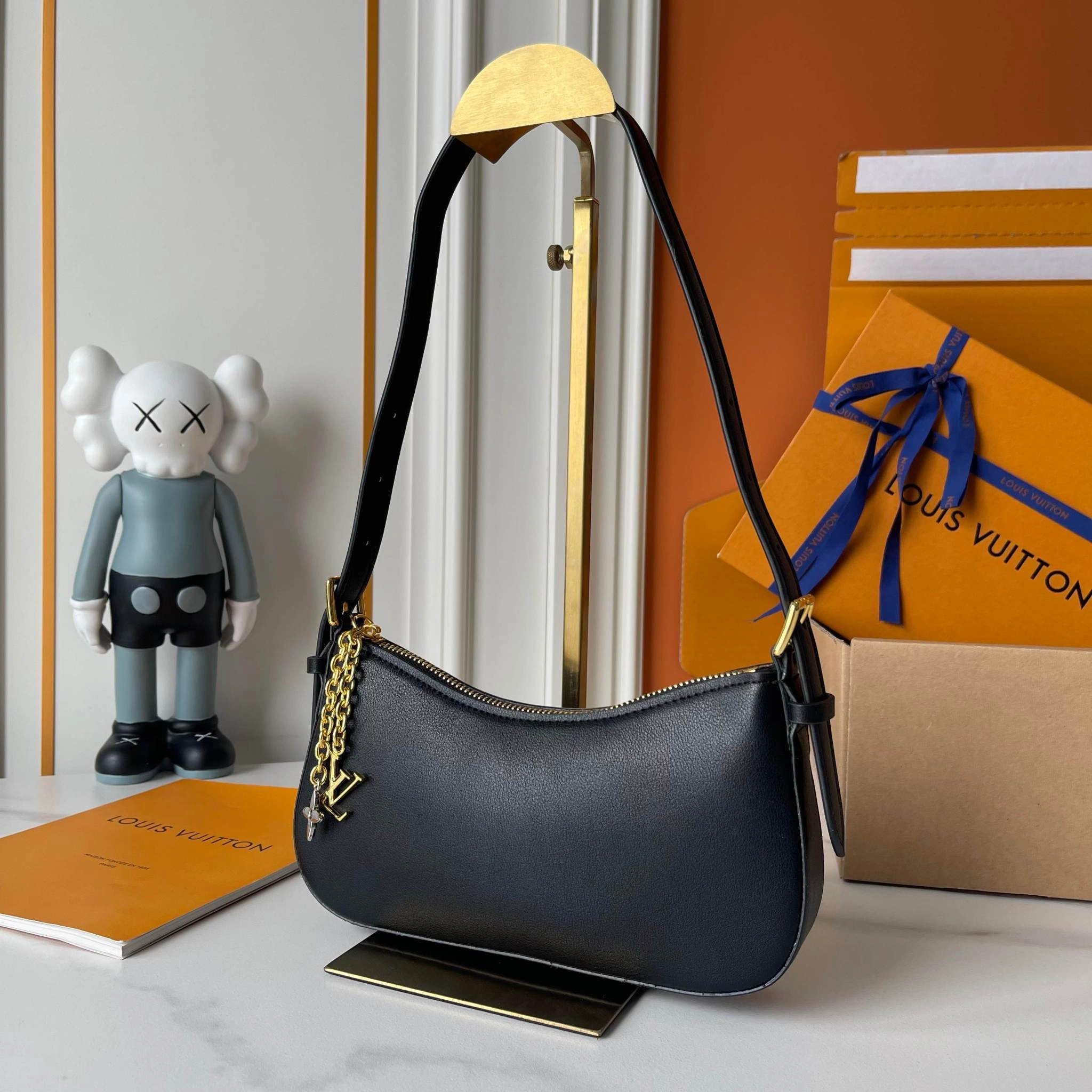 8V M25525 Liv Pochette item:ET-B225J1697H