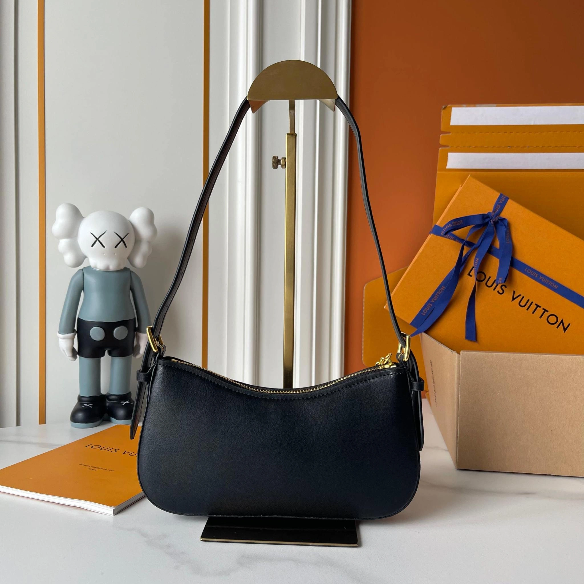 8V M25525 Liv Pochette item:ET-B225J1697H