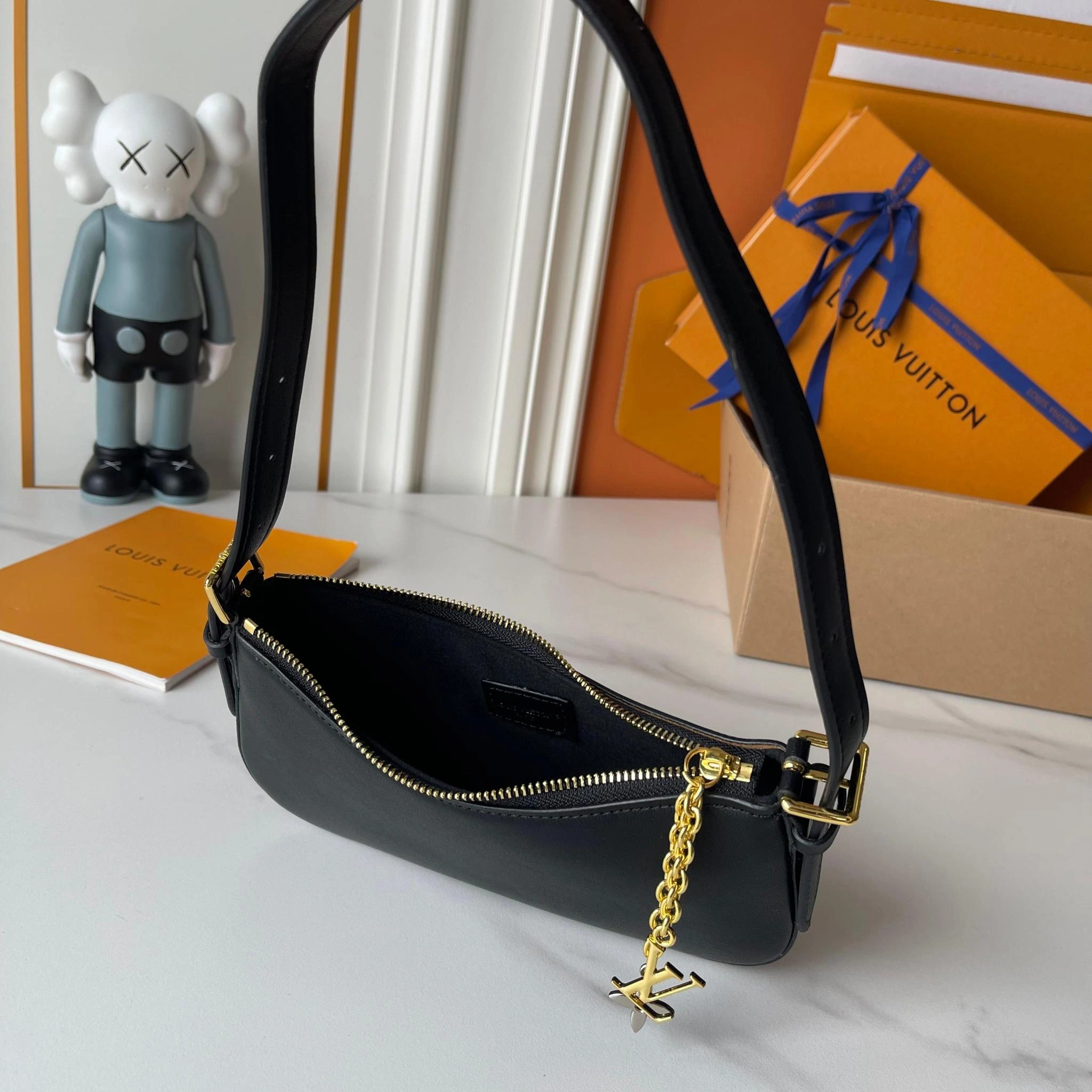 8V M25525 Liv Pochette item:ET-B225J1697H