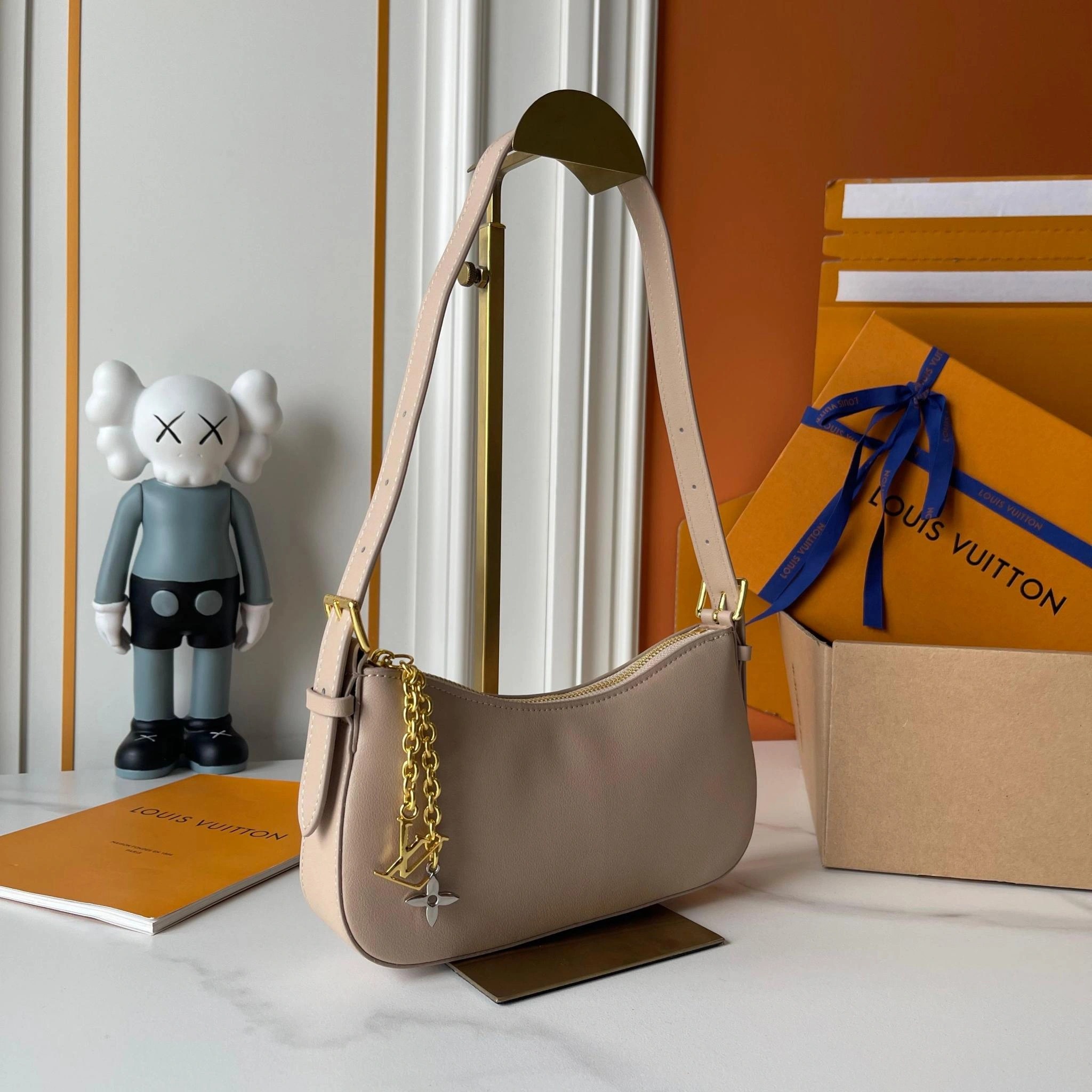 8V M25784 Liv Pochette item:ET-B225J1696H