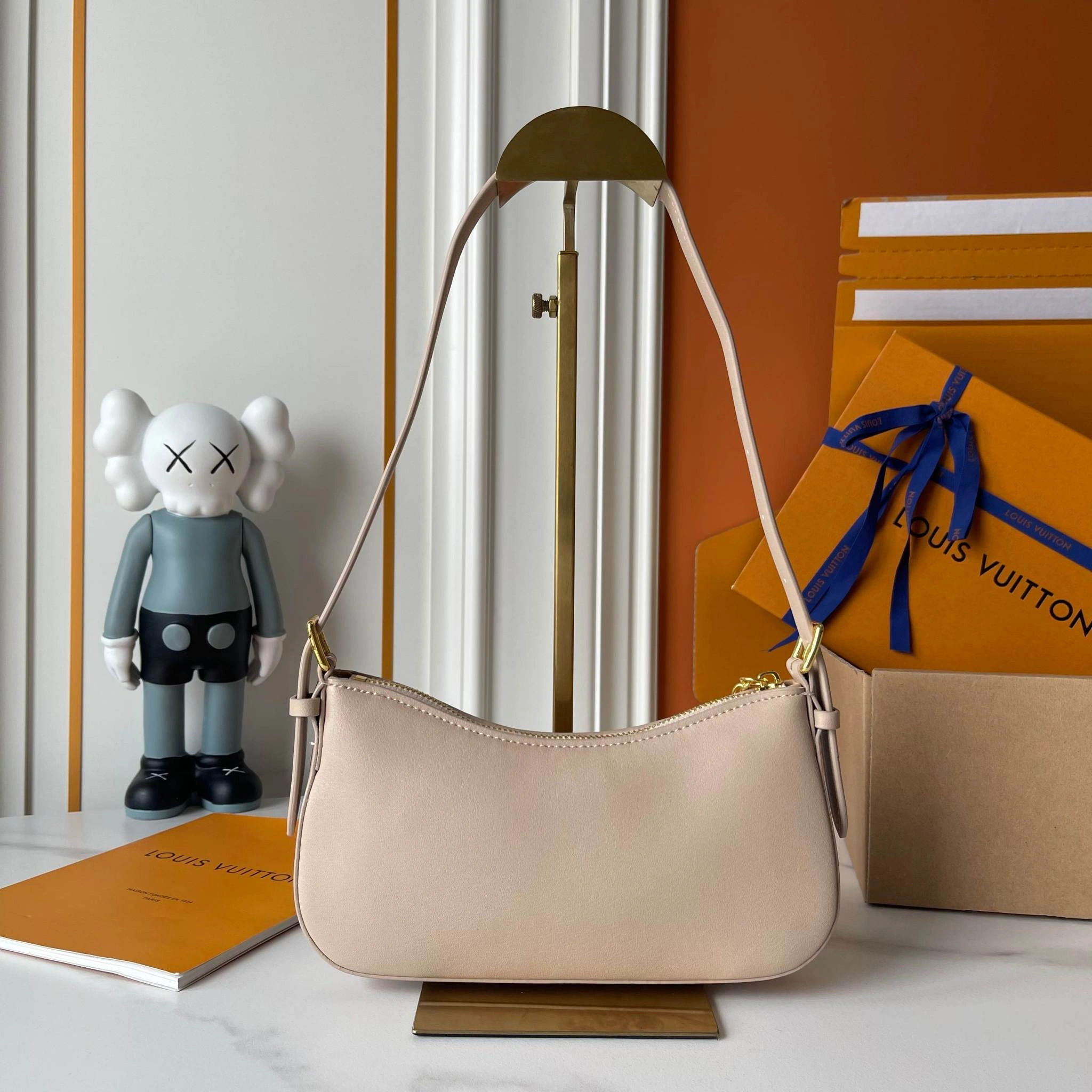 8V M25784 Liv Pochette item:ET-B225J1696H