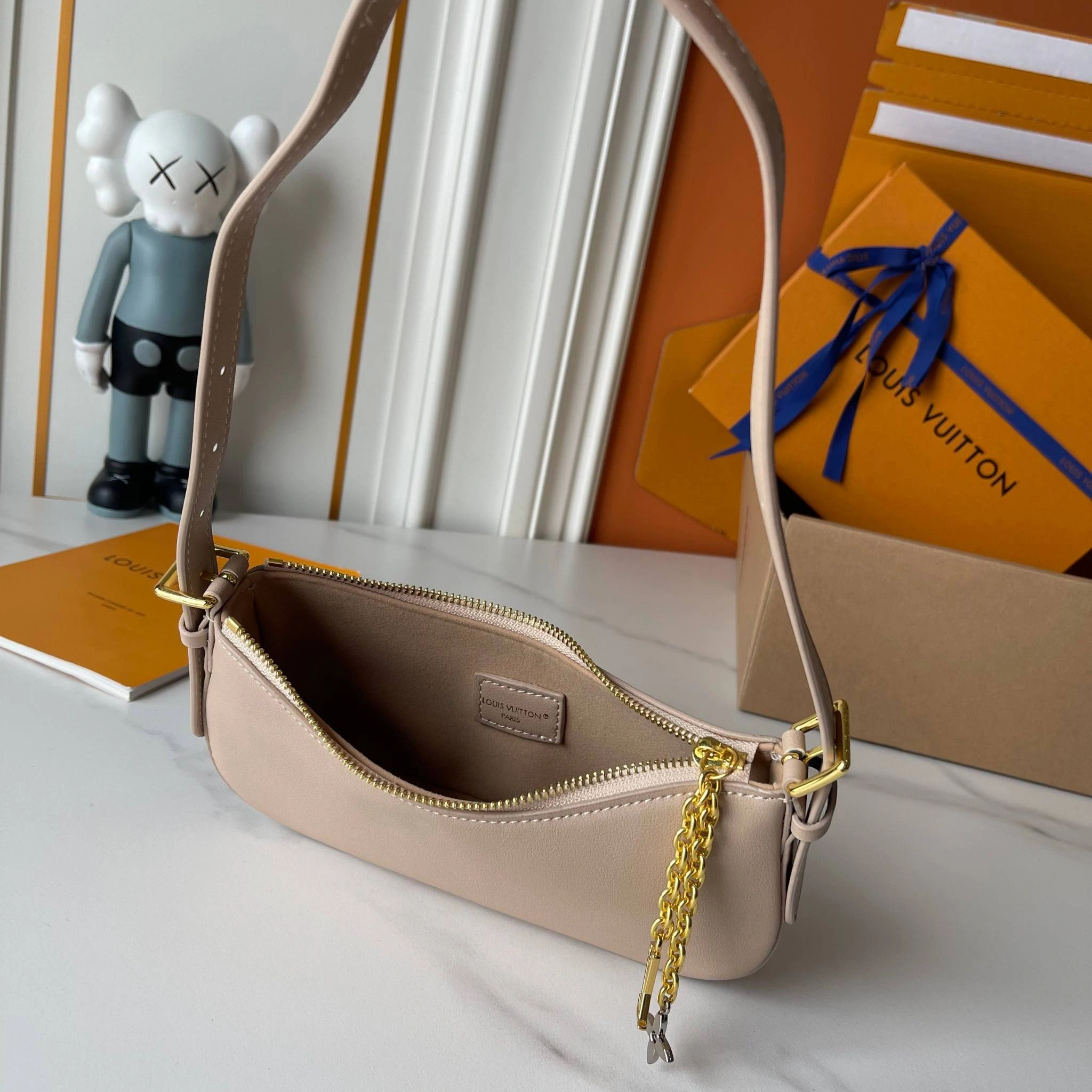 8V M25784 Liv Pochette item:ET-B225J1696H
