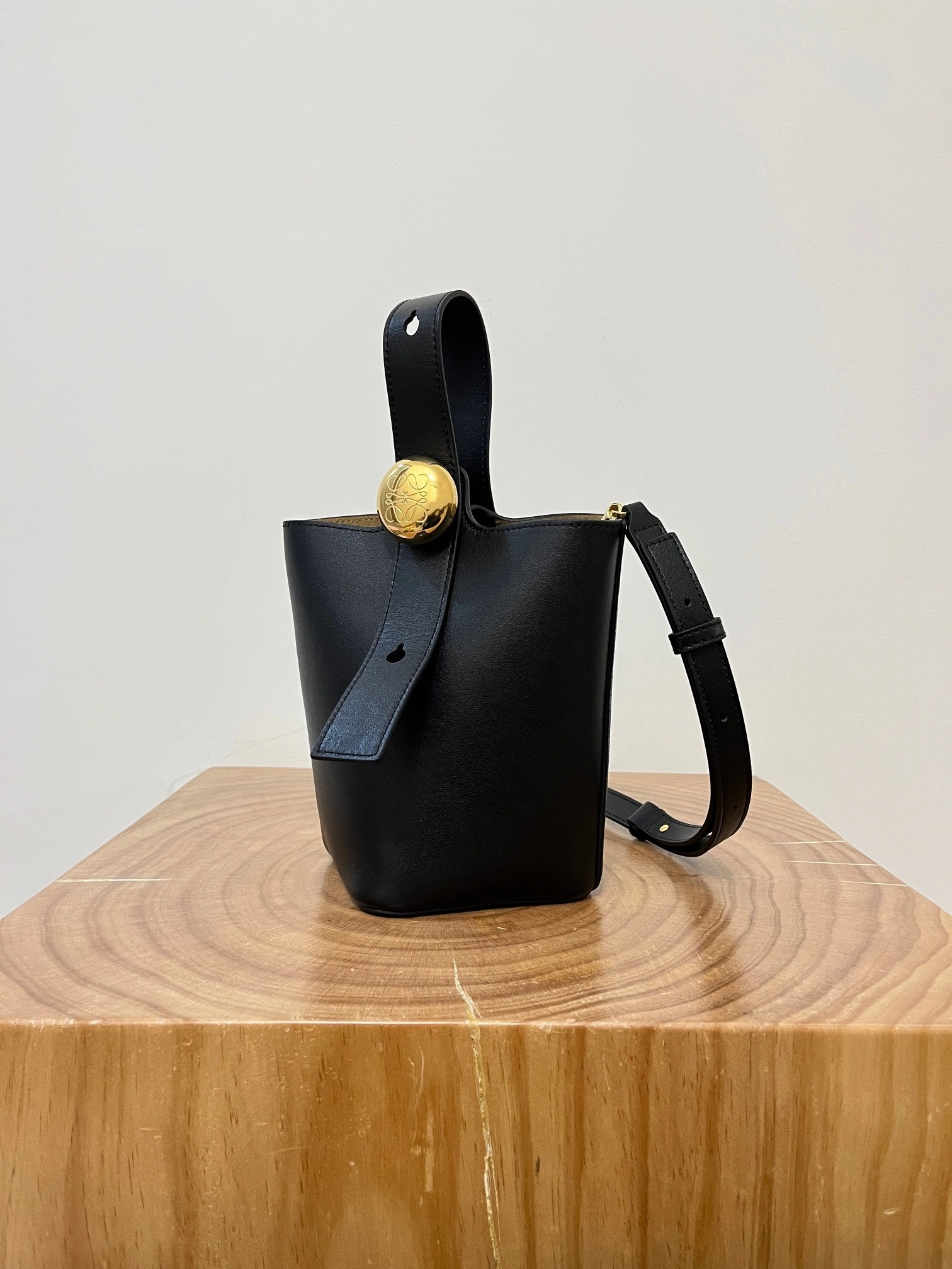 MOMO-- 8o5w5 AANBBBMX01-1100 high quality version cowhide Pebble Bucket item:E-B050I0516