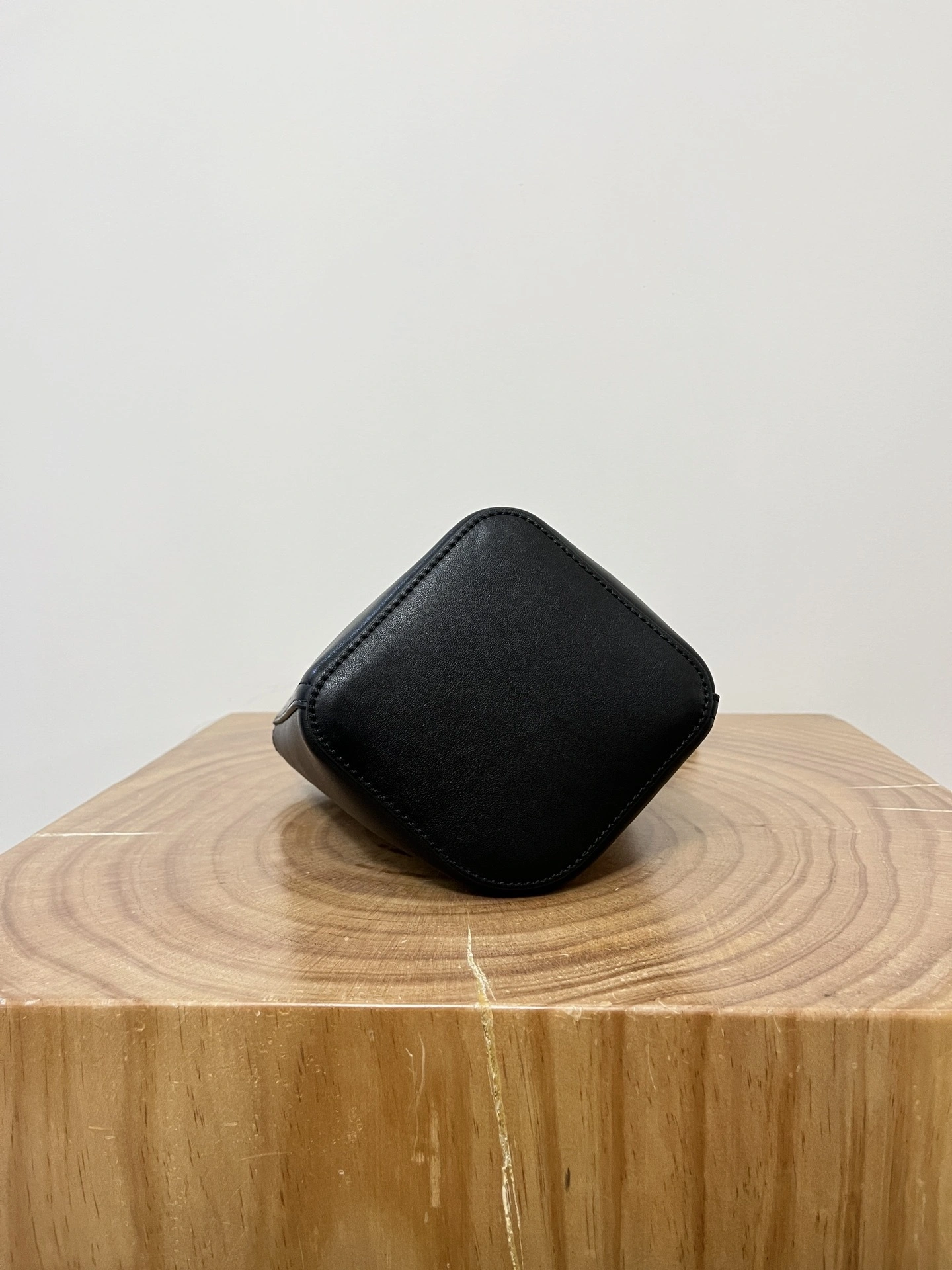MOMO-- 8o5w5 AANBBBMX01-1100 high quality version cowhide Pebble Bucket item:E-B050I0516