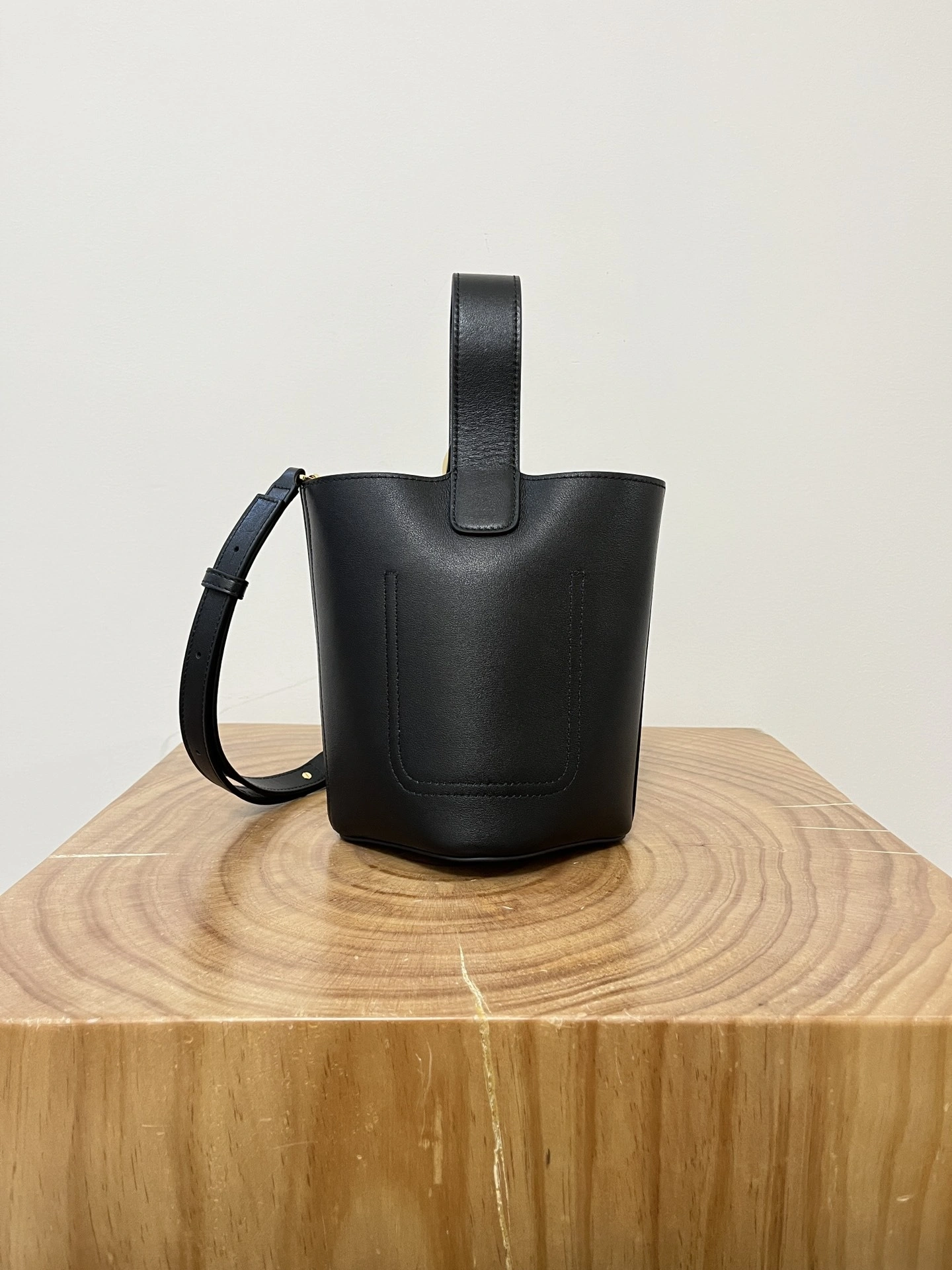 MOMO-- 8o5w5 AANBBBMX01-1100 high quality version cowhide Pebble Bucket item:E-B050I0516