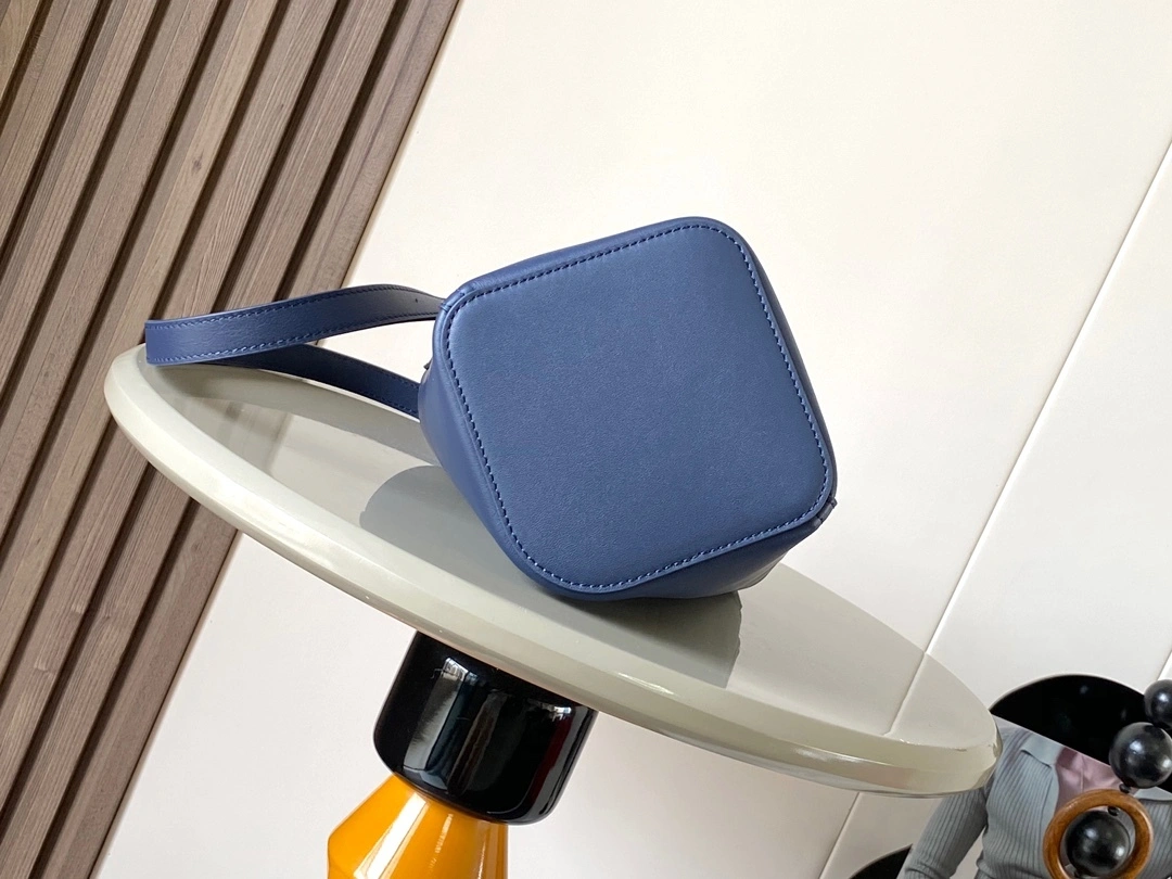 MOMO-- 8o5w5 AANBBBMX01-4467 high quality version Pebble Bucket cowhide item:E-B000E0405