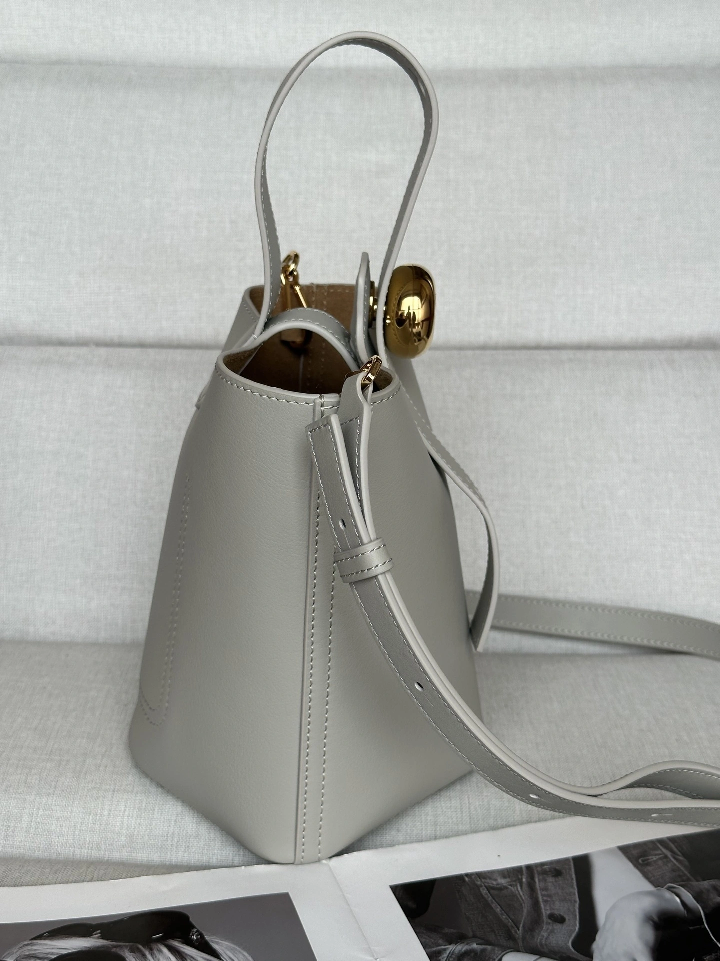 MOMO-- 8o5w5 AANBBBMX01-6579 high quality version Pebble Bucket cowhide item:E-B063E0406