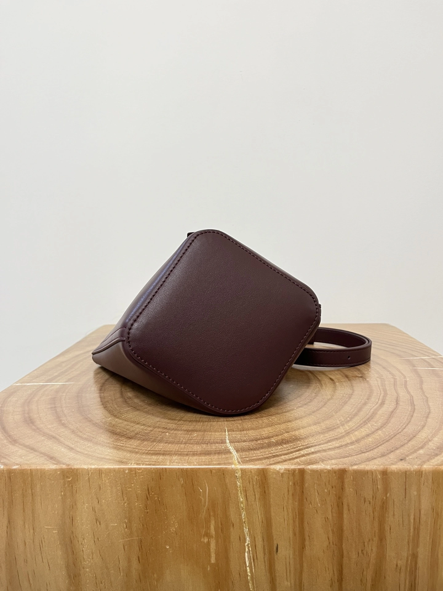 MOMO-- 8o5w5 AANBBBMX01-7240 high quality version cowhide Pebble Bucket item:E-B050I0515