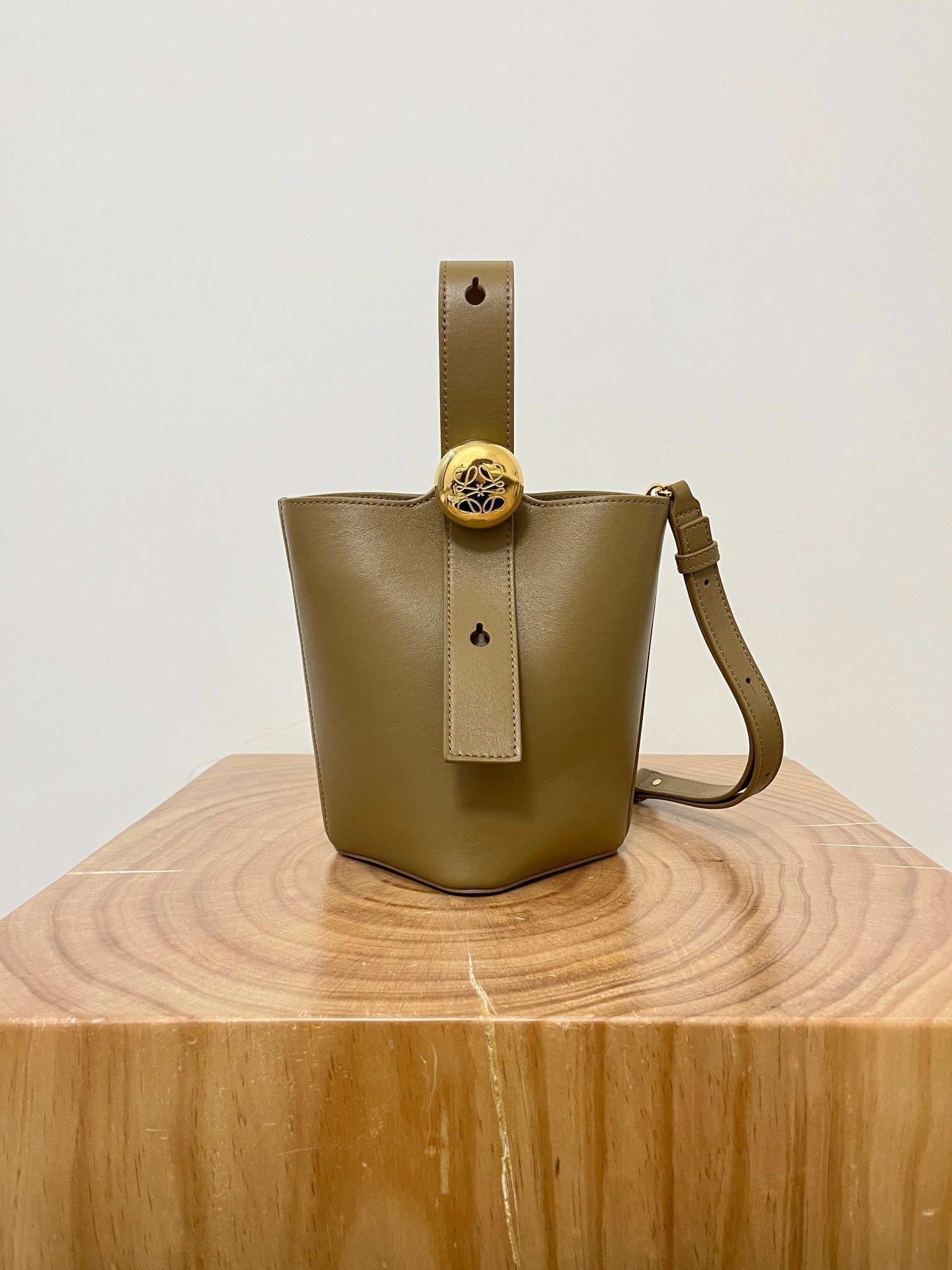 MOMO-- 8o5w5 AANBBBMX01-8795 high quality version Pebble Bucket cowhide item:E-B050I0529